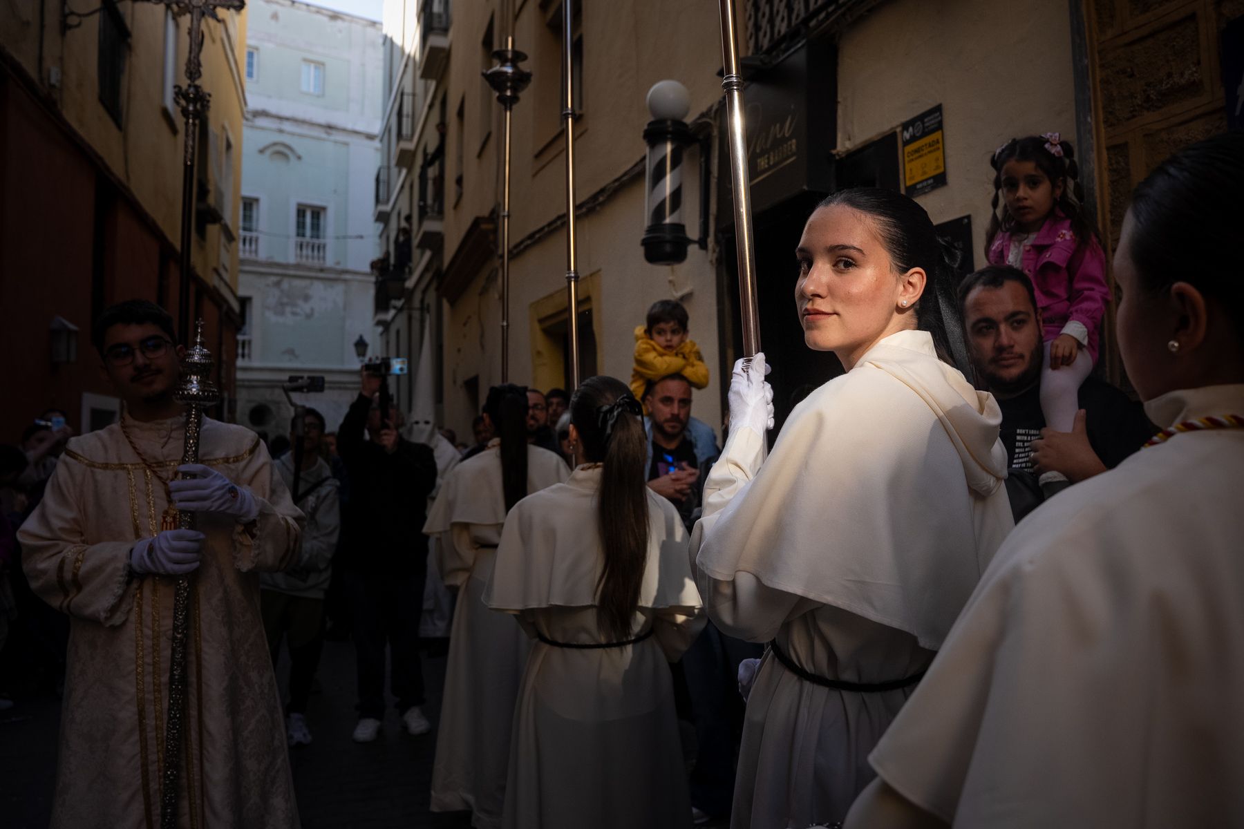 Sábado de Pasión en Cádiz con las cofradías de la Humillación y la Obediencia recorriendo las calles en una jornada histórica, multitudinaria y marcada por la presencia de gaditanos y turistas.