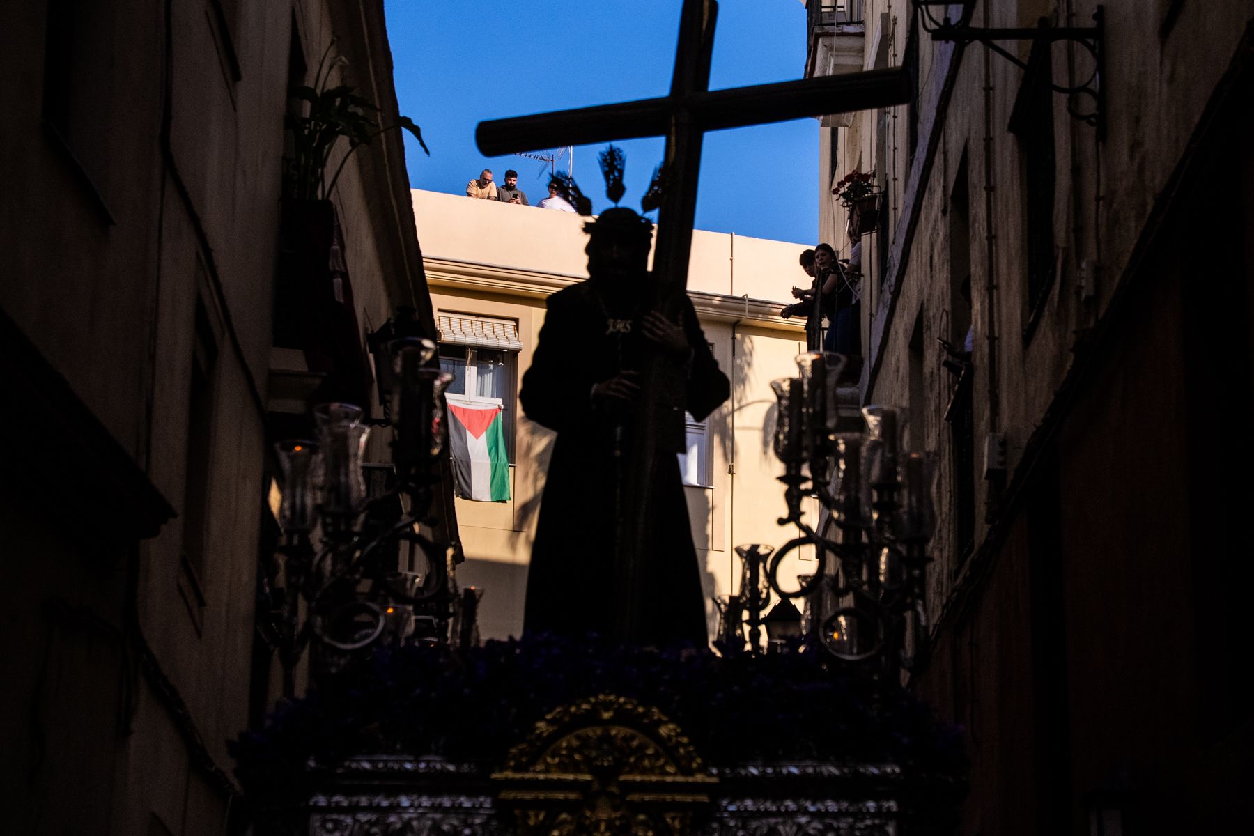 Sábado de Pasión en Cádiz con las cofradías de la Humillación y la Obediencia recorriendo las calles en una jornada histórica, multitudinaria y marcada por la presencia de gaditanos y turistas.