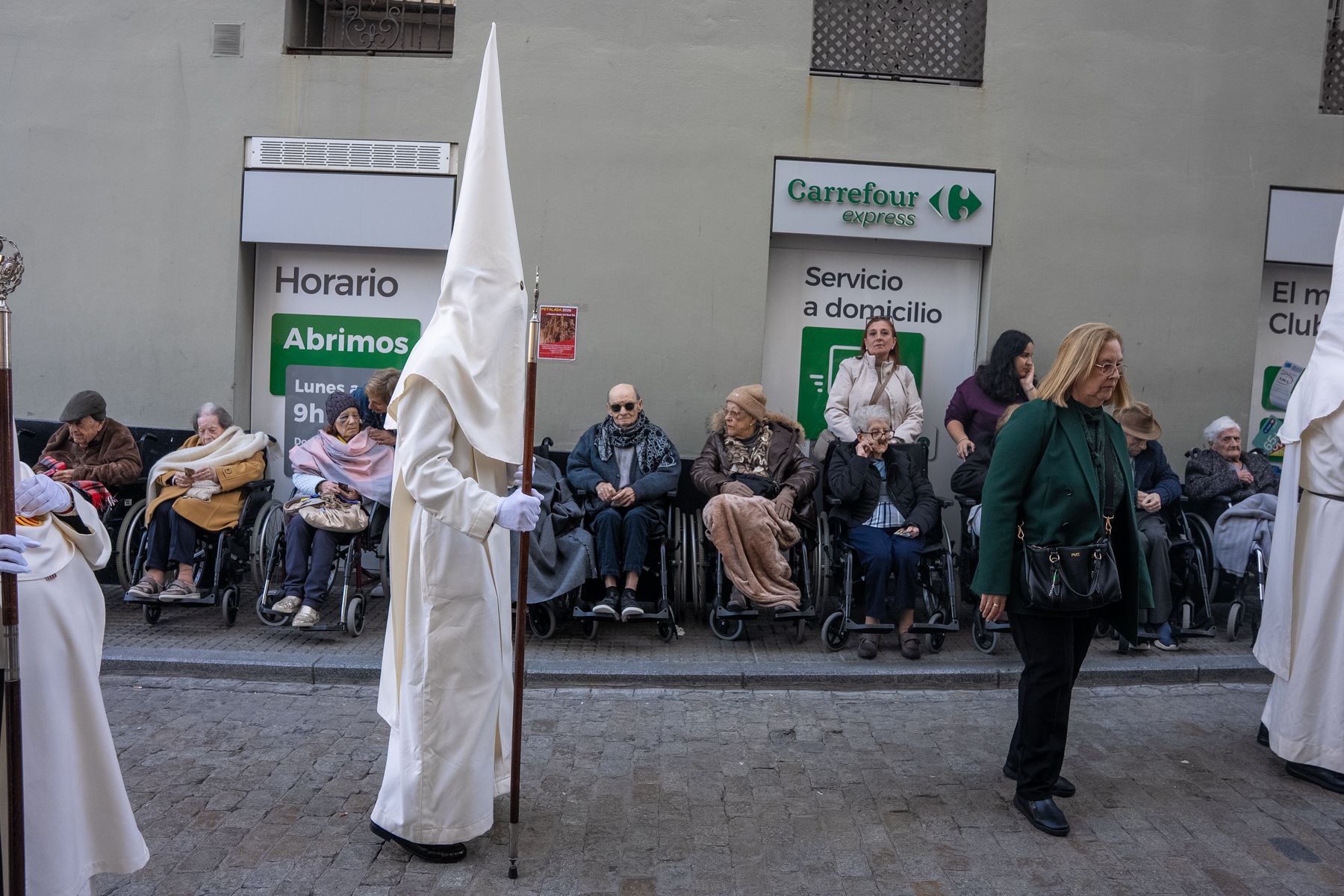 Sábado de Pasión en Cádiz con las cofradías de la Humillación y la Obediencia recorriendo las calles en una jornada histórica, multitudinaria y marcada por la presencia de gaditanos y turistas.