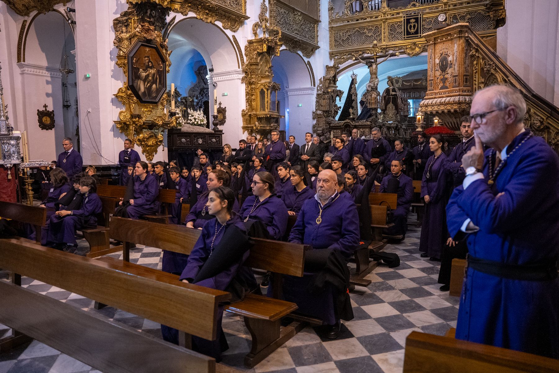 Sábado de Pasión en Cádiz con las cofradías de la Humillación y la Obediencia recorriendo las calles en una jornada histórica, multitudinaria y marcada por la presencia de gaditanos y turistas.