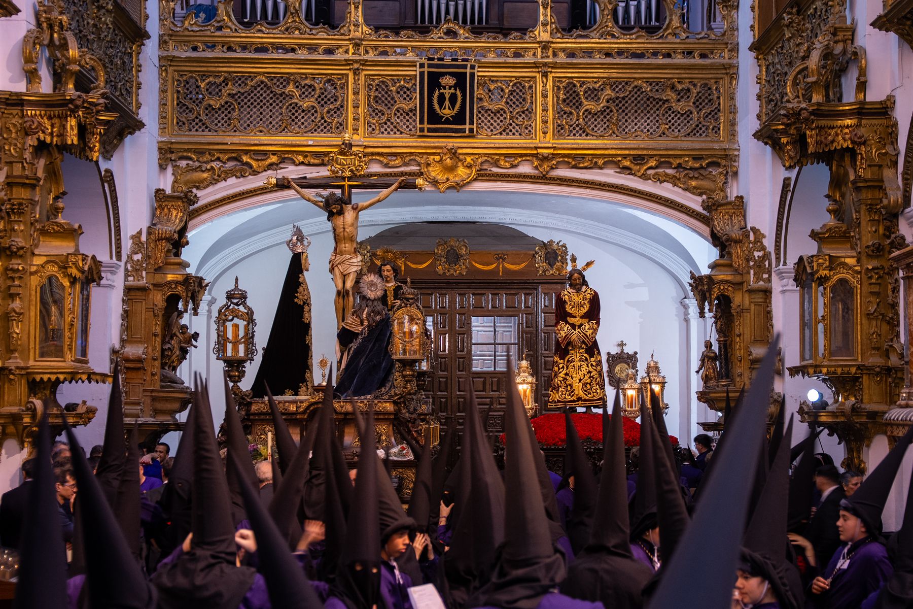 Sábado de Pasión en Cádiz con las cofradías de la Humillación y la Obediencia recorriendo las calles en una jornada histórica, multitudinaria y marcada por la presencia de gaditanos y turistas.