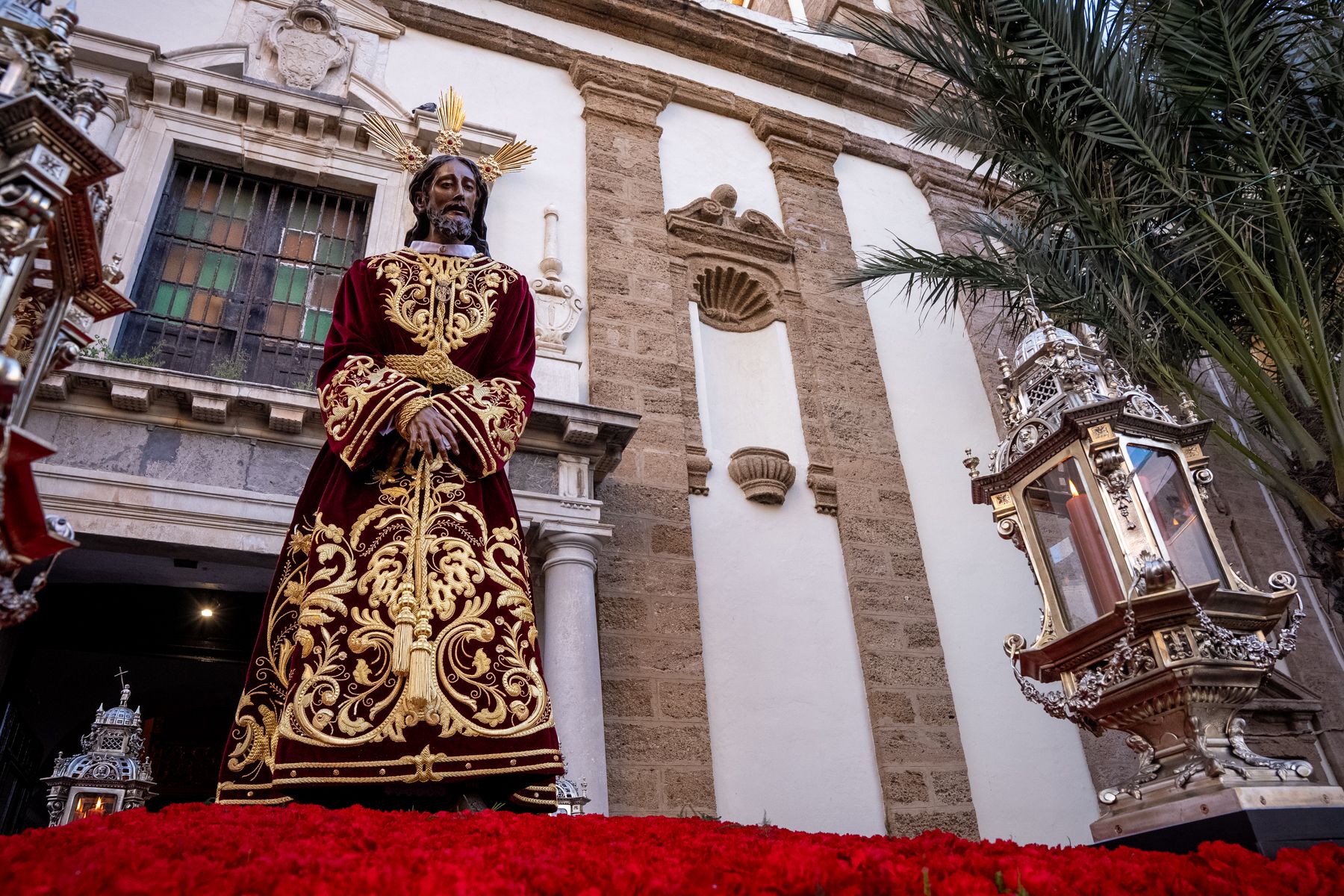 Sábado de Pasión en Cádiz con las cofradías de la Humillación y la Obediencia recorriendo las calles en una jornada histórica, multitudinaria y marcada por la presencia de gaditanos y turistas.