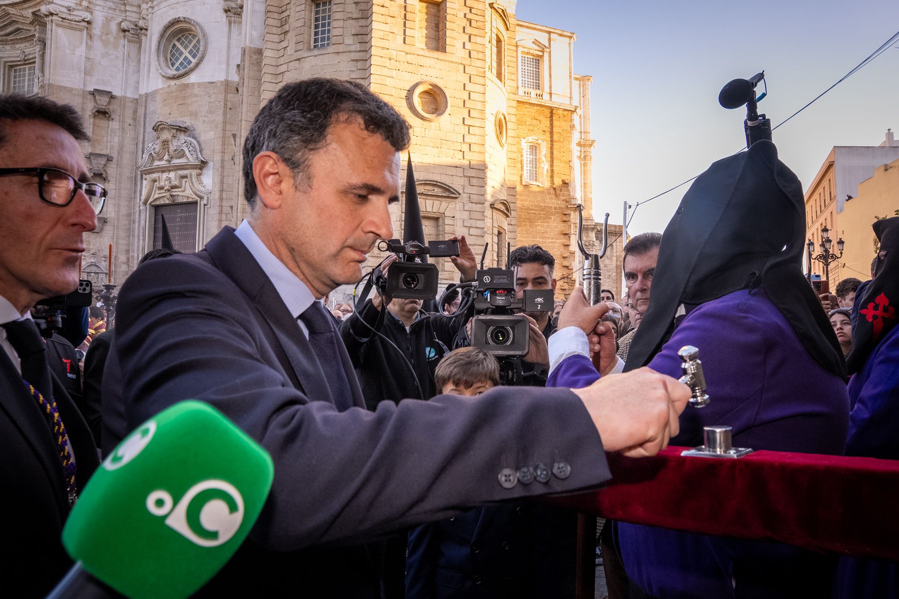 Primera levantá del Cristo de la Humillación a cargo del alcalde Bruno García