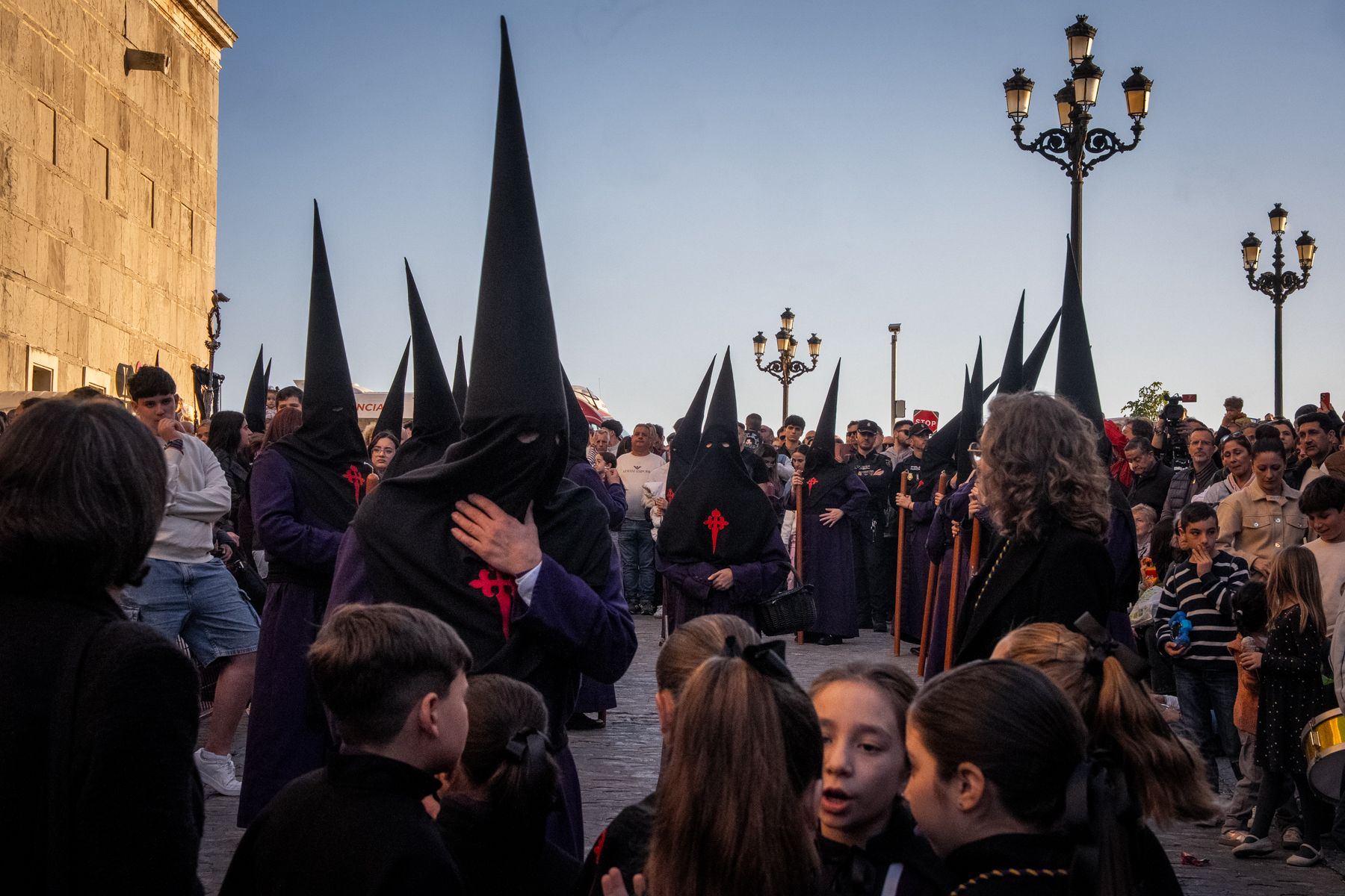 Sábado de Pasión en Cádiz con las cofradías de la Humillación y la Obediencia recorriendo las calles en una jornada histórica, multitudinaria y marcada por la presencia de gaditanos y turistas.