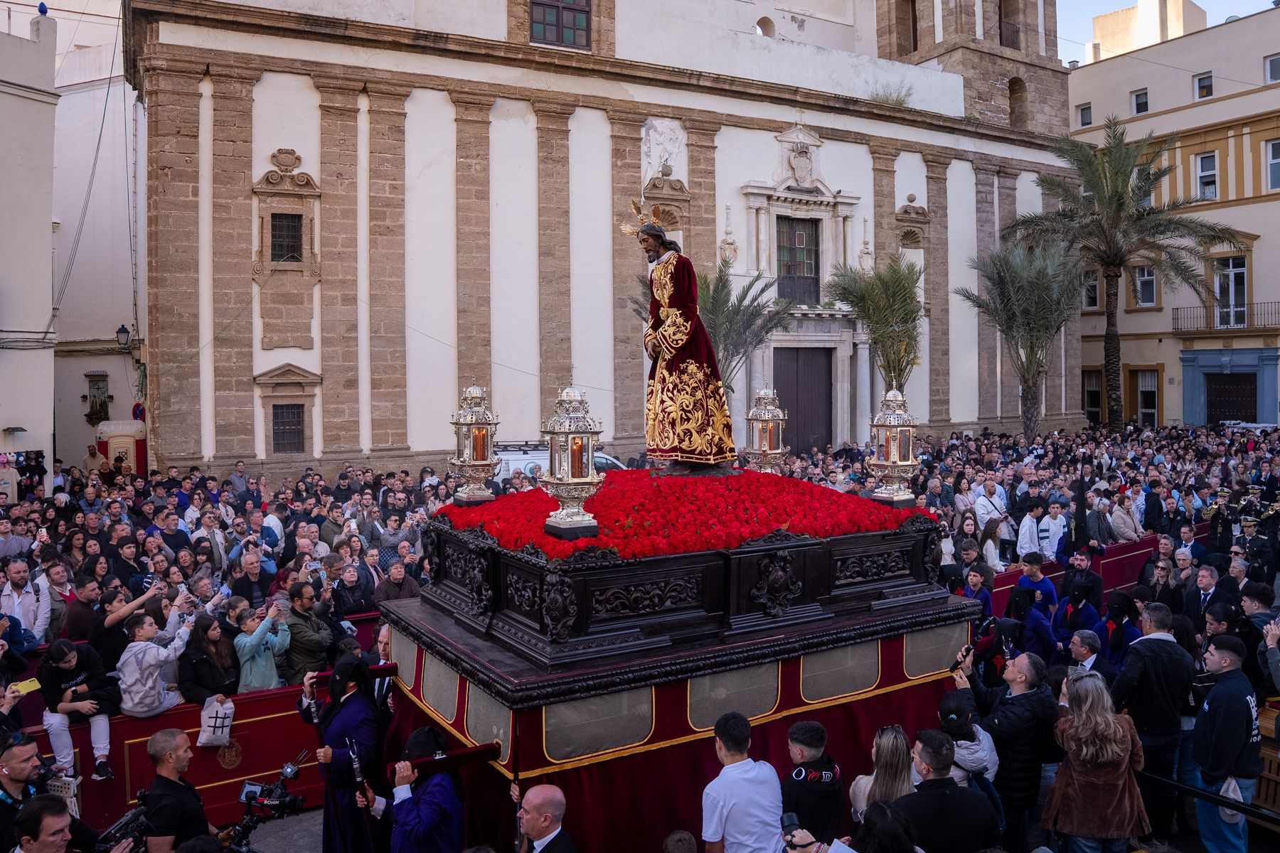 Sábado de Pasión en Cádiz con las cofradías de la Humillación y la Obediencia recorriendo las calles en una jornada histórica, multitudinaria y marcada por la presencia de gaditanos y turistas.