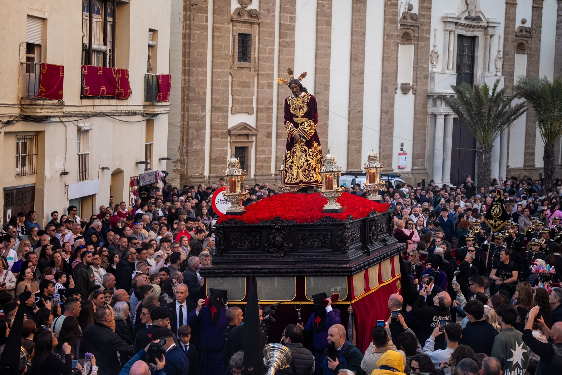 Sábado de Pasión en Cádiz con las cofradías de la Humillación y la Obediencia recorriendo las calles en una jornada histórica, multitudinaria y marcada por la presencia de gaditanos y turistas.