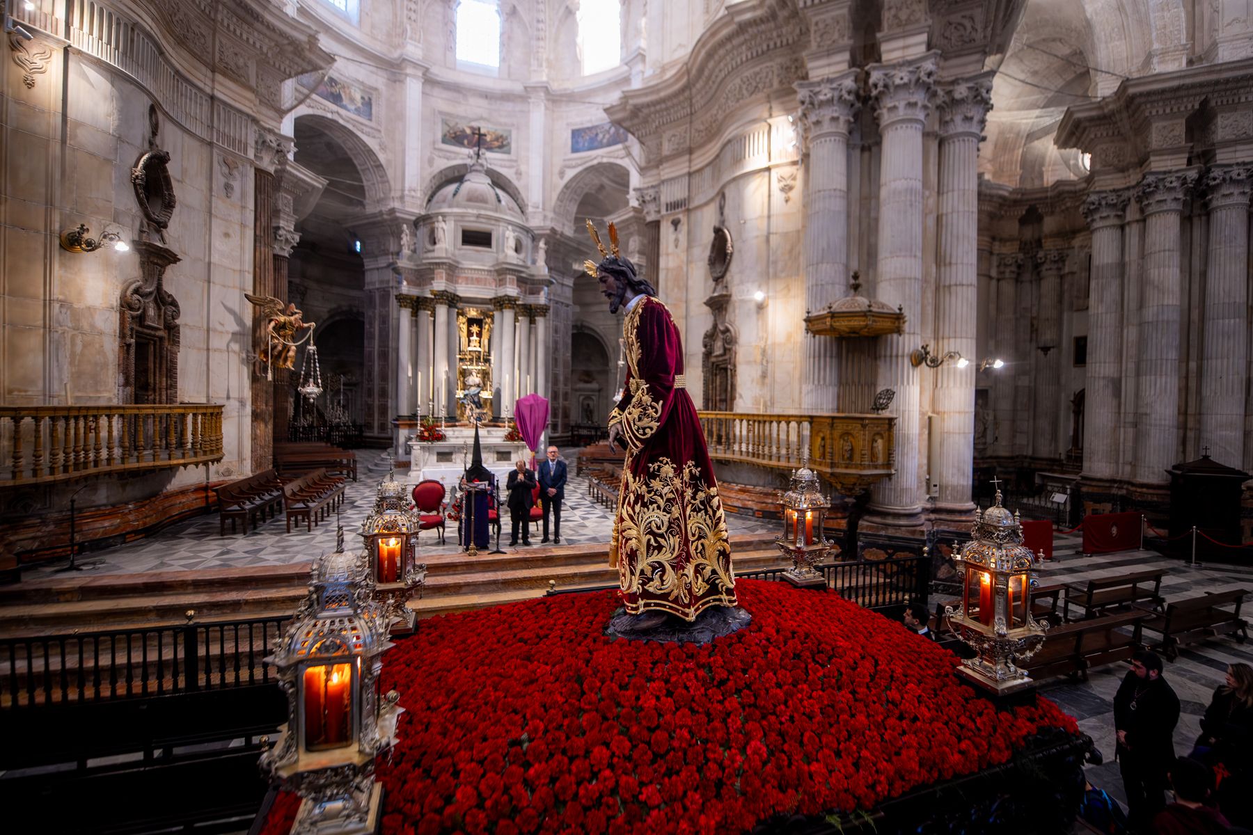 Sábado de Pasión en Cádiz con las cofradías de la Humillación y la Obediencia recorriendo las calles en una jornada histórica, multitudinaria y marcada por la presencia de gaditanos y turistas.