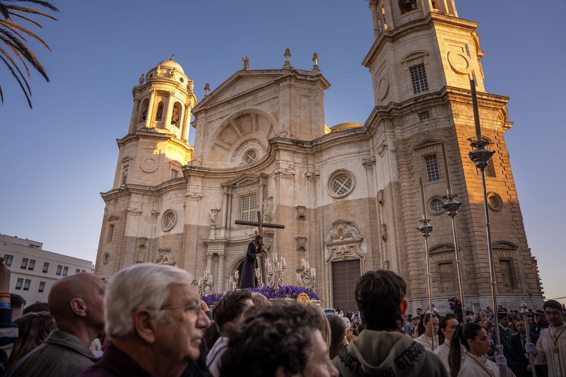 Sábado de Pasión en Cádiz con las cofradías de la Humillación y la Obediencia recorriendo las calles en una jornada histórica, multitudinaria y marcada por la presencia de gaditanos y turistas.