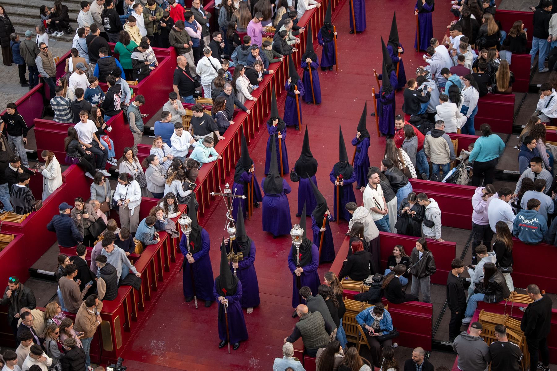 Sábado de Pasión en Cádiz con las cofradías de la Humillación y la Obediencia recorriendo las calles en una jornada histórica, multitudinaria y marcada por la presencia de gaditanos y turistas.