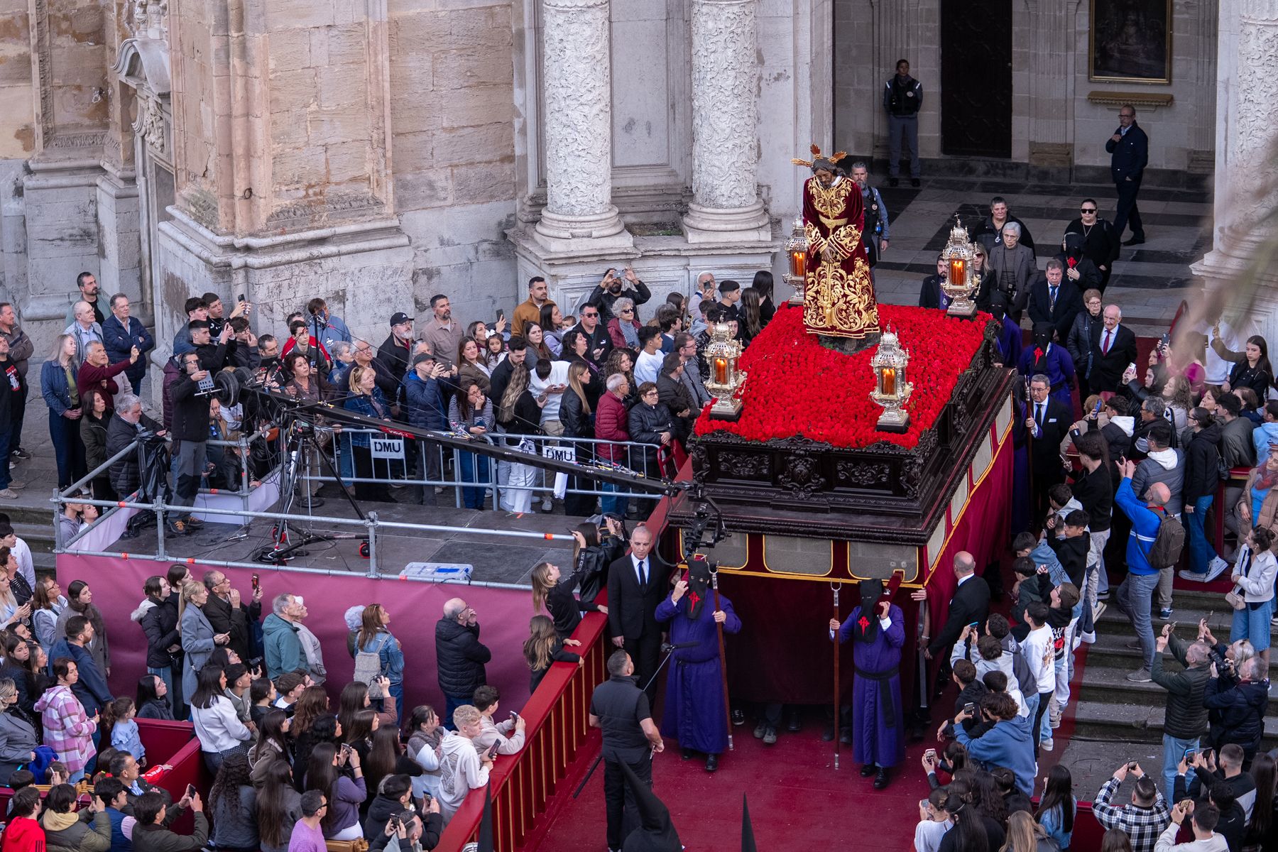 Sábado de Pasión en Cádiz con las cofradías de la Humillación y la Obediencia recorriendo las calles en una jornada histórica, multitudinaria y marcada por la presencia de gaditanos y turistas.