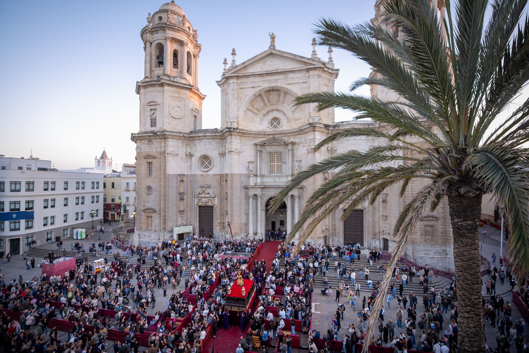 Sábado de Pasión en Cádiz con las cofradías de la Humillación y la Obediencia recorriendo las calles en una jornada histórica, multitudinaria y marcada por la presencia de gaditanos y turistas.
