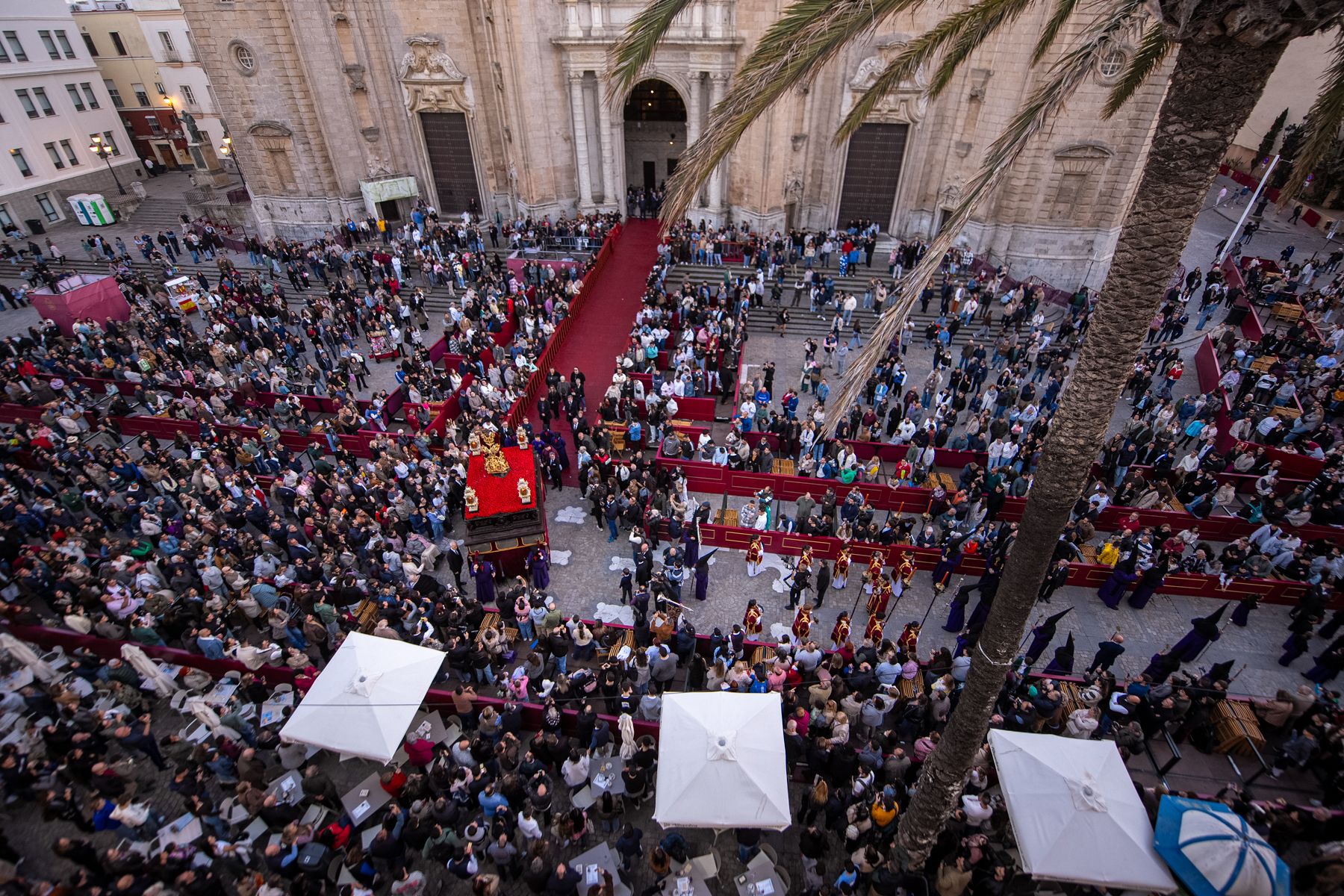 Sábado de Pasión en Cádiz con las cofradías de la Humillación y la Obediencia recorriendo las calles en una jornada histórica, multitudinaria y marcada por la presencia de gaditanos y turistas.