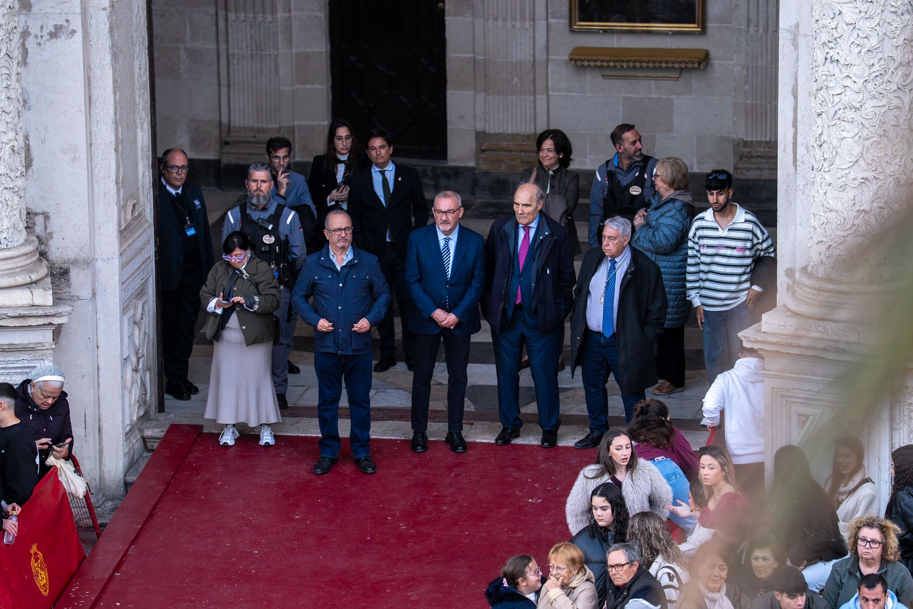Sábado de Pasión en Cádiz con las cofradías de la Humillación y la Obediencia recorriendo las calles en una jornada histórica, multitudinaria y marcada por la presencia de gaditanos y turistas.