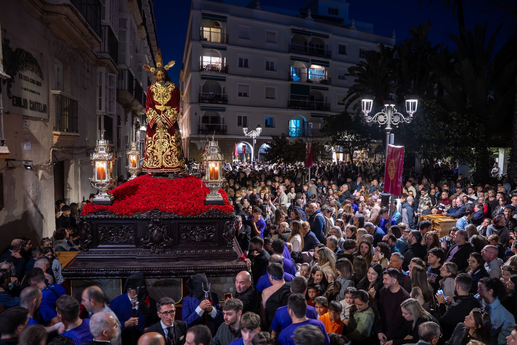 Sábado de Pasión en Cádiz con las cofradías de la Humillación y la Obediencia recorriendo las calles en una jornada histórica, multitudinaria y marcada por la presencia de gaditanos y turistas.