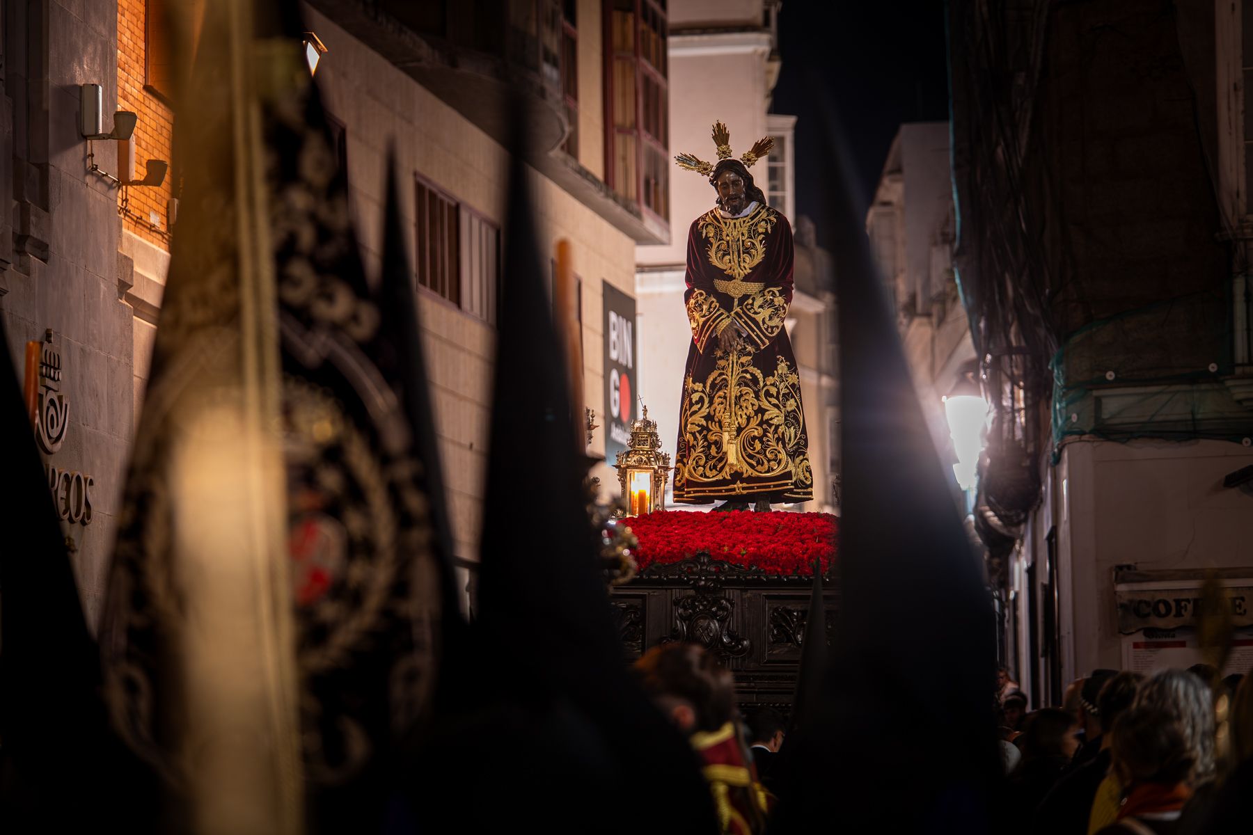 Sábado de Pasión en Cádiz con las cofradías de la Humillación y la Obediencia recorriendo las calles en una jornada histórica, multitudinaria y marcada por la presencia de gaditanos y turistas.