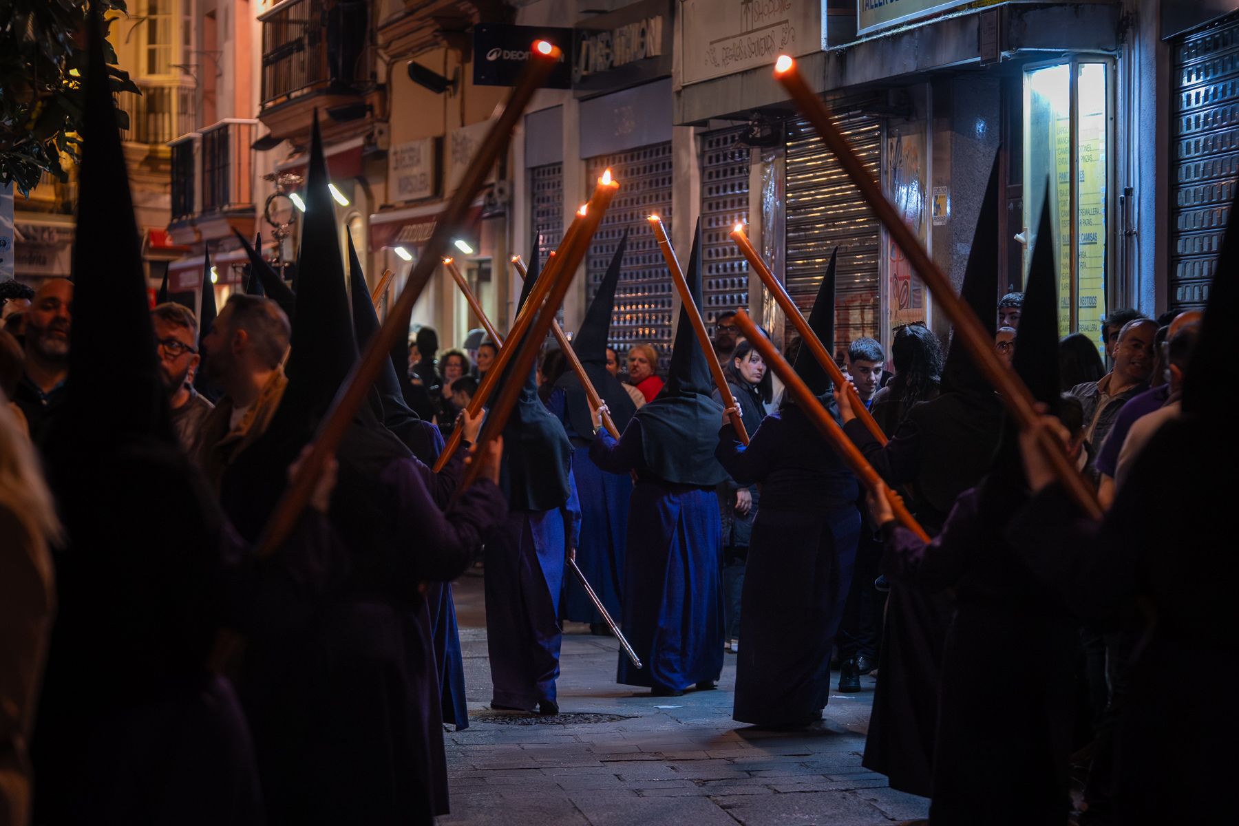 Sábado de Pasión en Cádiz con las cofradías de la Humillación y la Obediencia recorriendo las calles en una jornada histórica, multitudinaria y marcada por la presencia de gaditanos y turistas.