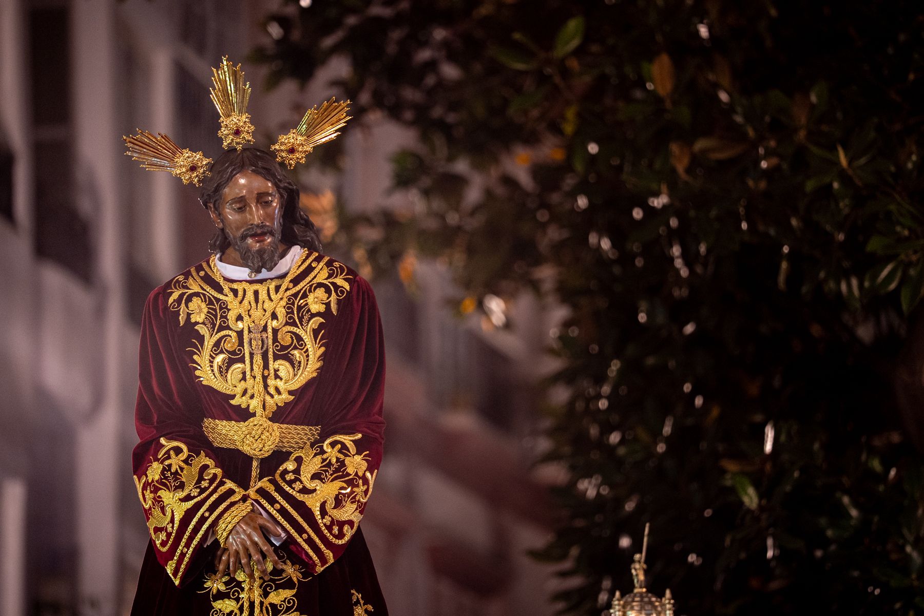Sábado de Pasión en Cádiz con las cofradías de la Humillación y la Obediencia recorriendo las calles en una jornada histórica, multitudinaria y marcada por la presencia de gaditanos y turistas.