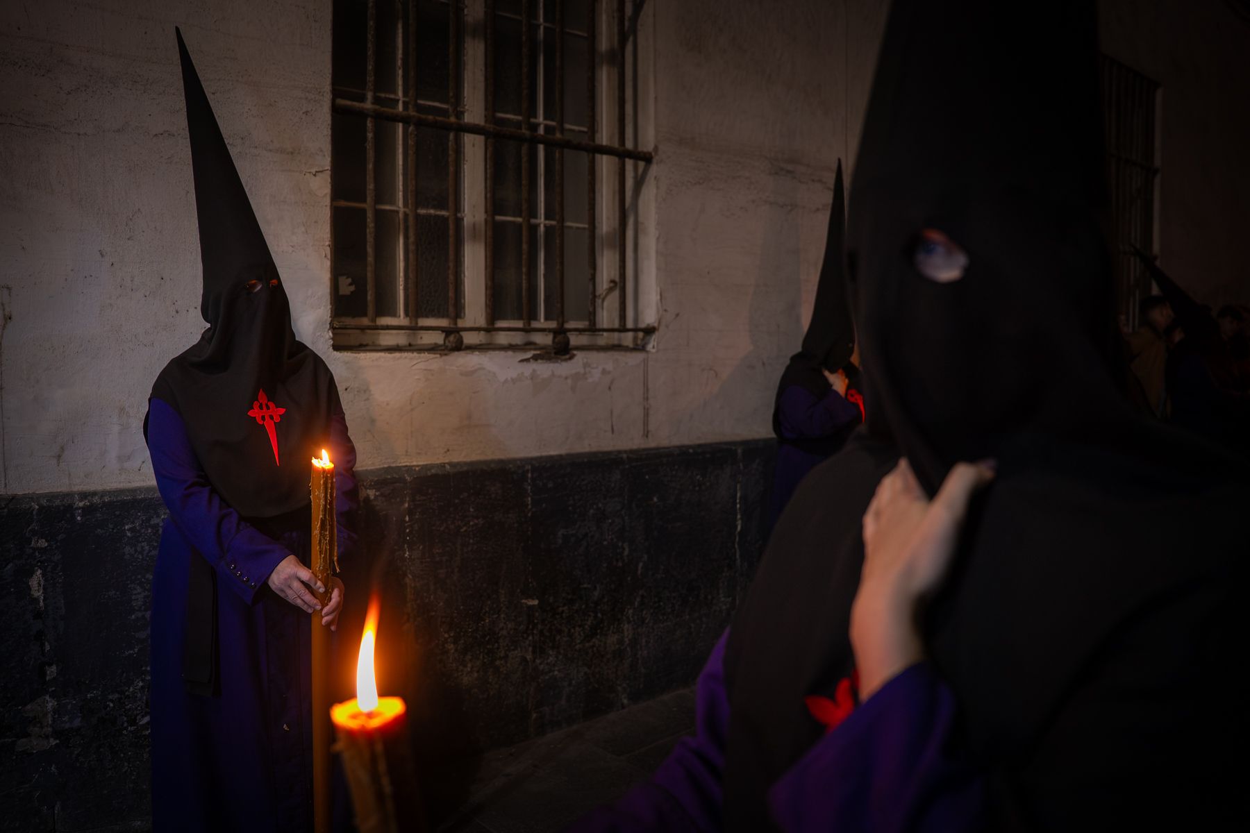 Sábado de Pasión en Cádiz con las cofradías de la Humillación y la Obediencia recorriendo las calles en una jornada histórica, multitudinaria y marcada por la presencia de gaditanos y turistas.