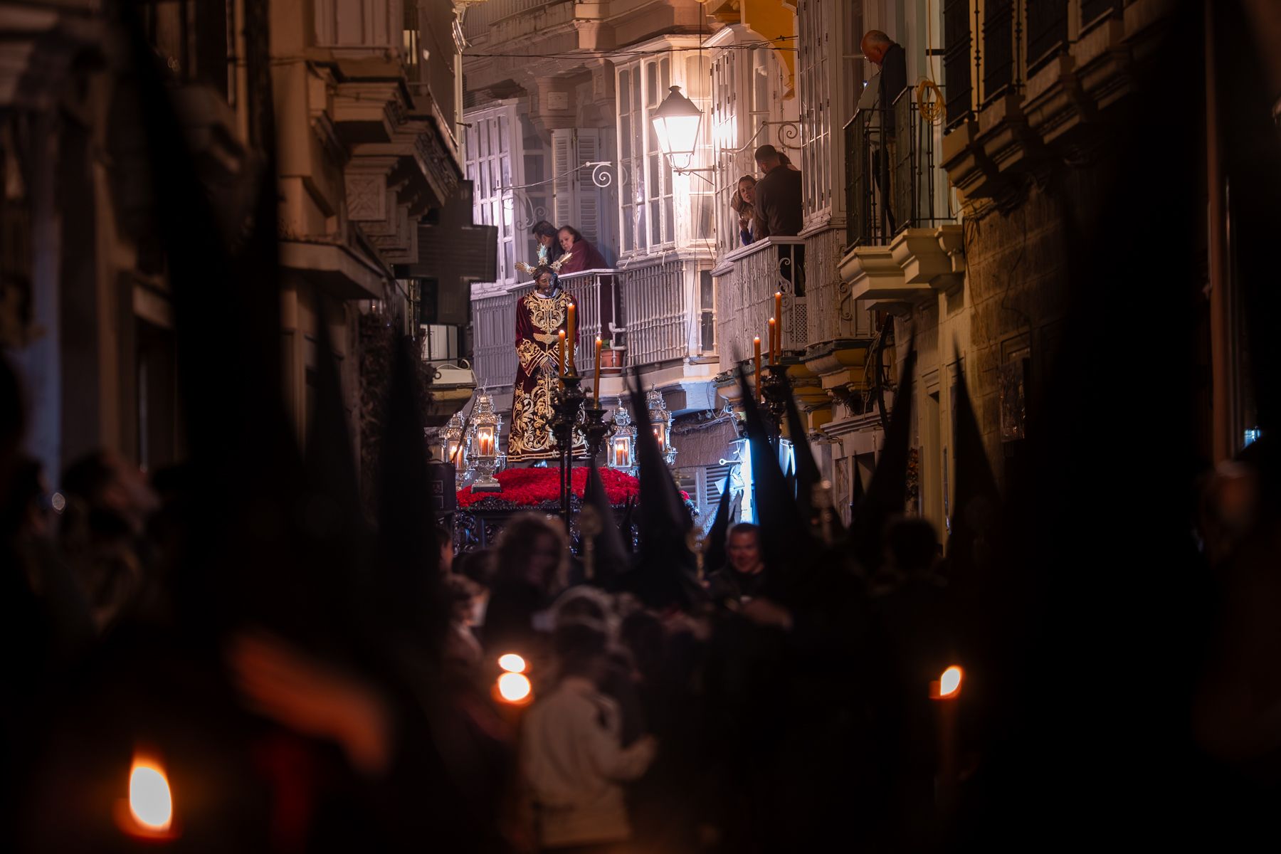 Sábado de Pasión en Cádiz con las cofradías de la Humillación y la Obediencia recorriendo las calles en una jornada histórica, multitudinaria y marcada por la presencia de gaditanos y turistas.