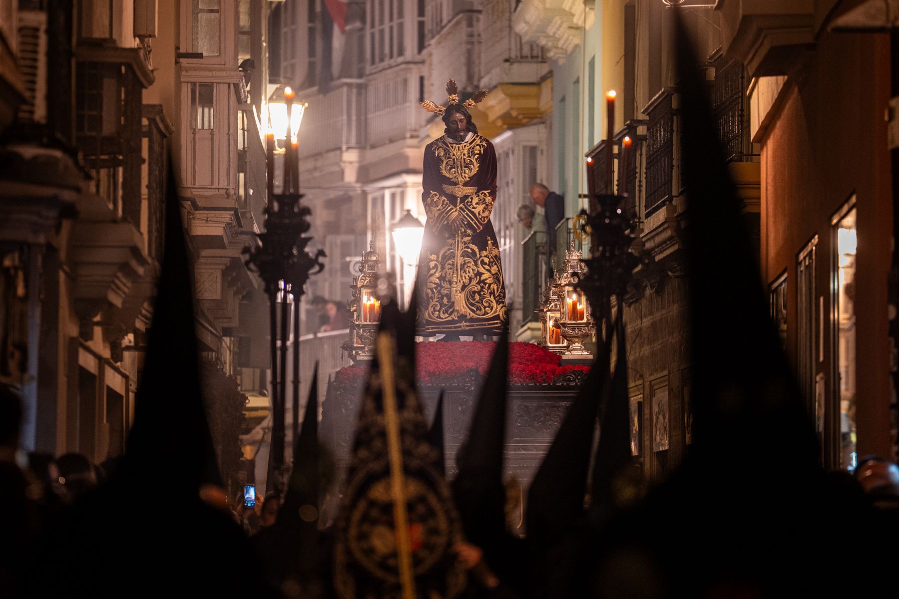 Sábado de Pasión en Cádiz con las cofradías de la Humillación y la Obediencia recorriendo las calles en una jornada histórica, multitudinaria y marcada por la presencia de gaditanos y turistas.