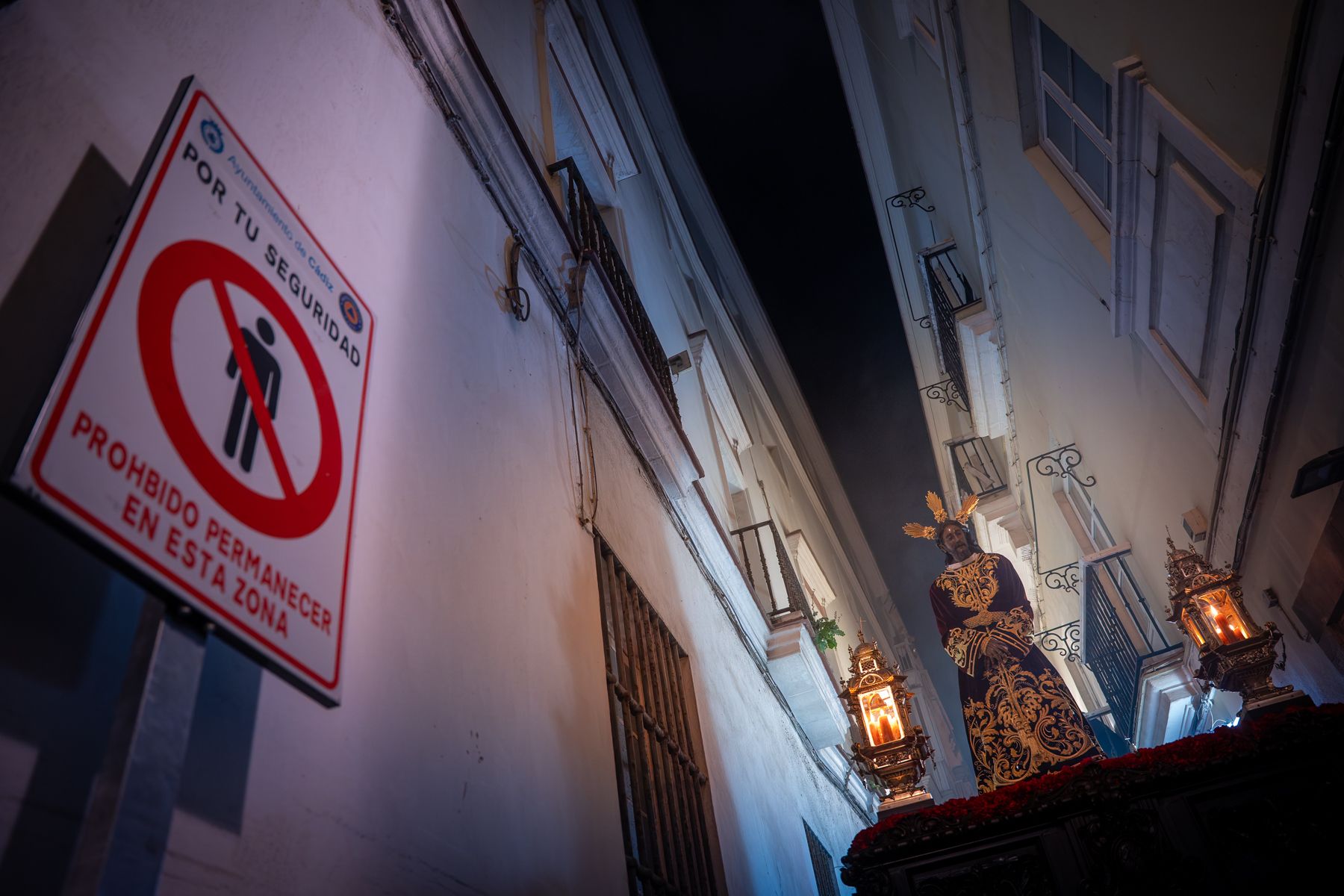 Sábado de Pasión en Cádiz con las cofradías de la Humillación y la Obediencia recorriendo las calles en una jornada histórica, multitudinaria y marcada por la presencia de gaditanos y turistas.