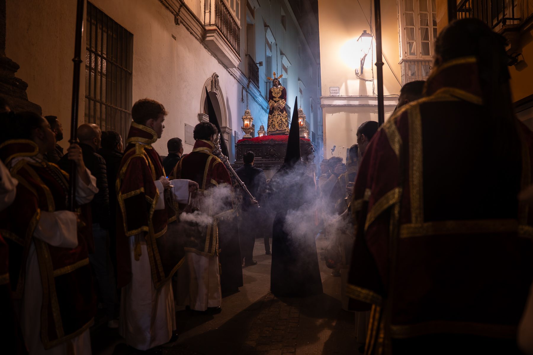 Sábado de Pasión en Cádiz con las cofradías de la Humillación y la Obediencia recorriendo las calles en una jornada histórica, multitudinaria y marcada por la presencia de gaditanos y turistas.