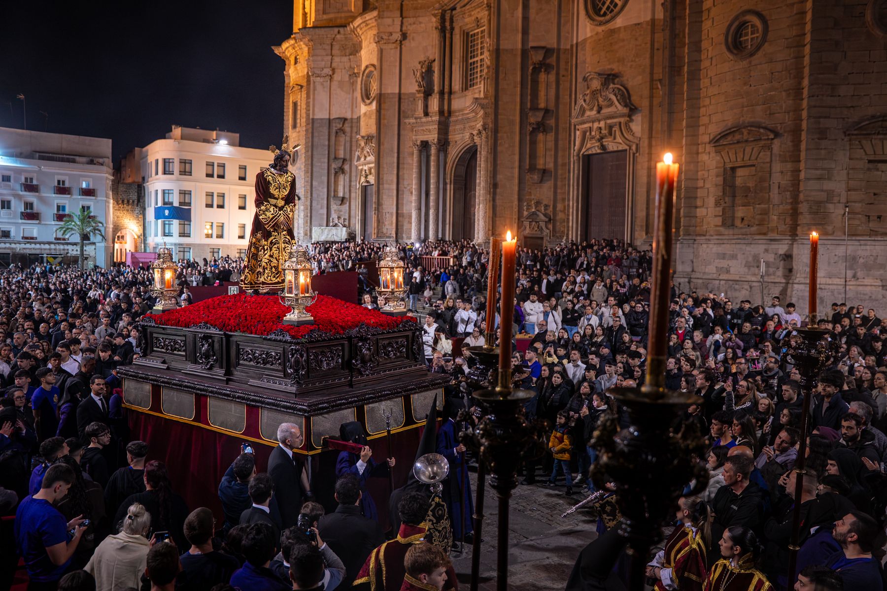 Sábado de Pasión en Cádiz con las cofradías de la Humillación y la Obediencia recorriendo las calles en una jornada histórica, multitudinaria y marcada por la presencia de gaditanos y turistas.