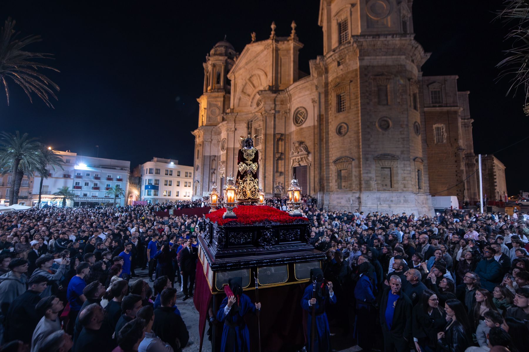 Sábado de Pasión en Cádiz con las cofradías de la Humillación y la Obediencia recorriendo las calles en una jornada histórica, multitudinaria y marcada por la presencia de gaditanos y turistas.