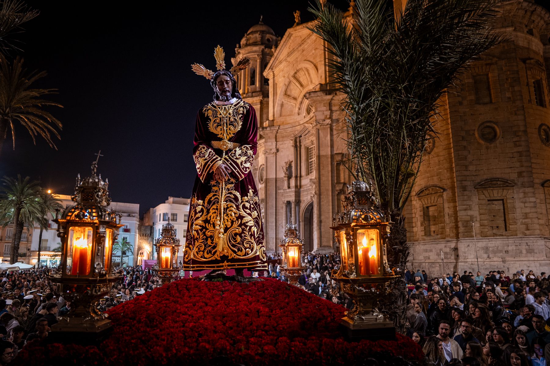 Sábado de Pasión en Cádiz con las cofradías de la Humillación y la Obediencia recorriendo las calles en una jornada histórica, multitudinaria y marcada por la presencia de gaditanos y turistas.