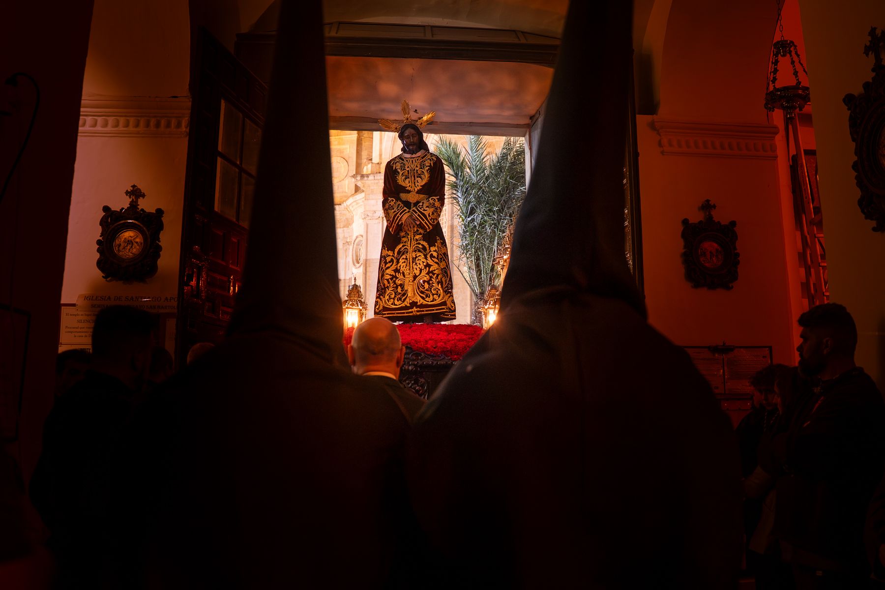 Sábado de Pasión en Cádiz con las cofradías de la Humillación y la Obediencia recorriendo las calles en una jornada histórica, multitudinaria y marcada por la presencia de gaditanos y turistas.