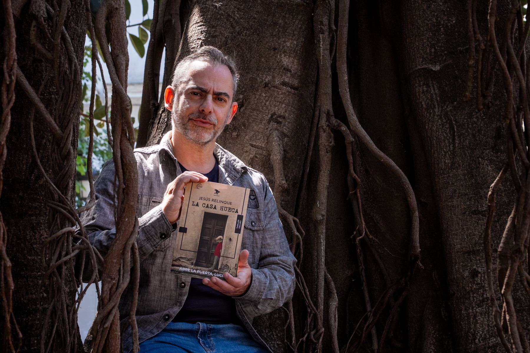 Jesús Relinque, con la novela que publica el 1 de abril.