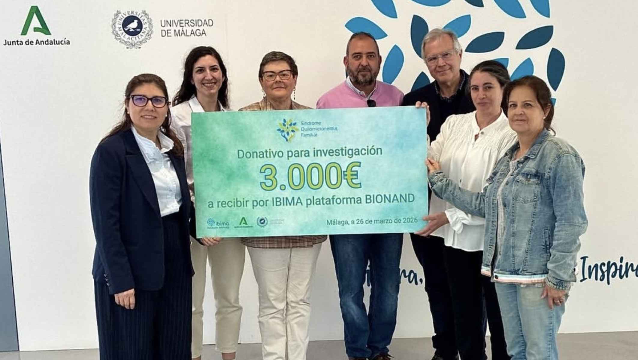 Momento de la donación de la la Asociación de Quilomicronemia Familiar a Ibima Plataforma Bionand.