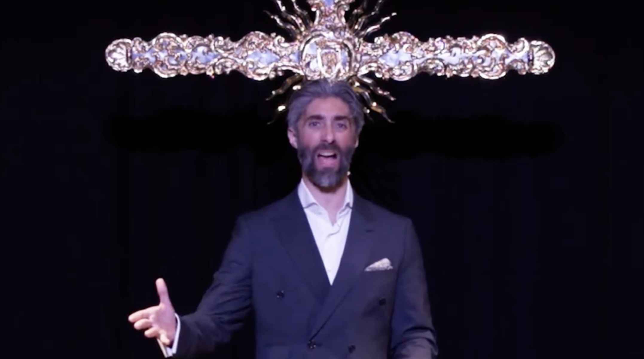 Niño de la Fragua, cantando la saeta con la que ha ganado el concurso nacional de la peña flamenca Buena Gente.