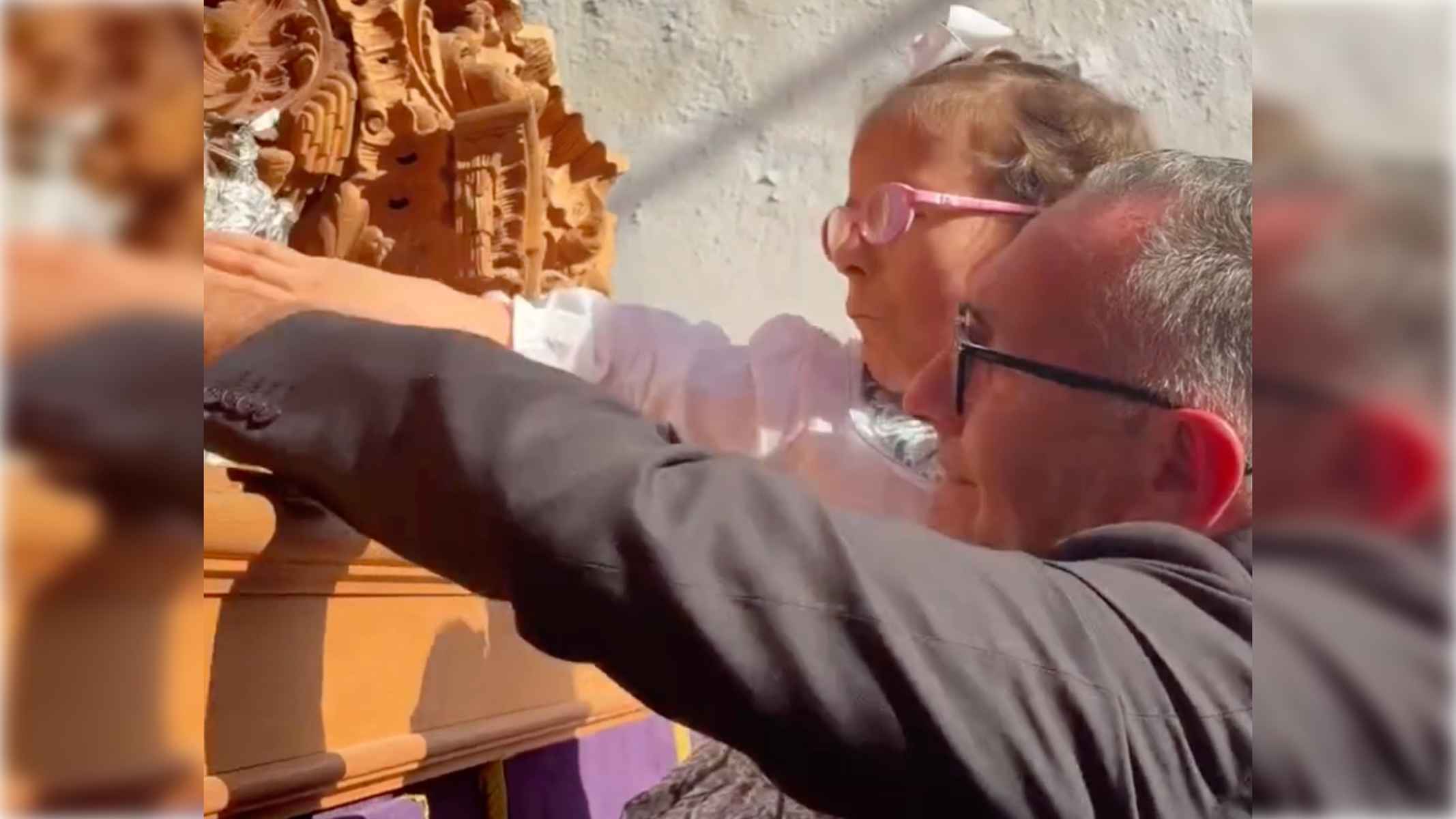 La pequeña Estrella, junto al capataz Tomás Sampalo. La pequeña Estrella, junto al capataz Tomás Sampalo.