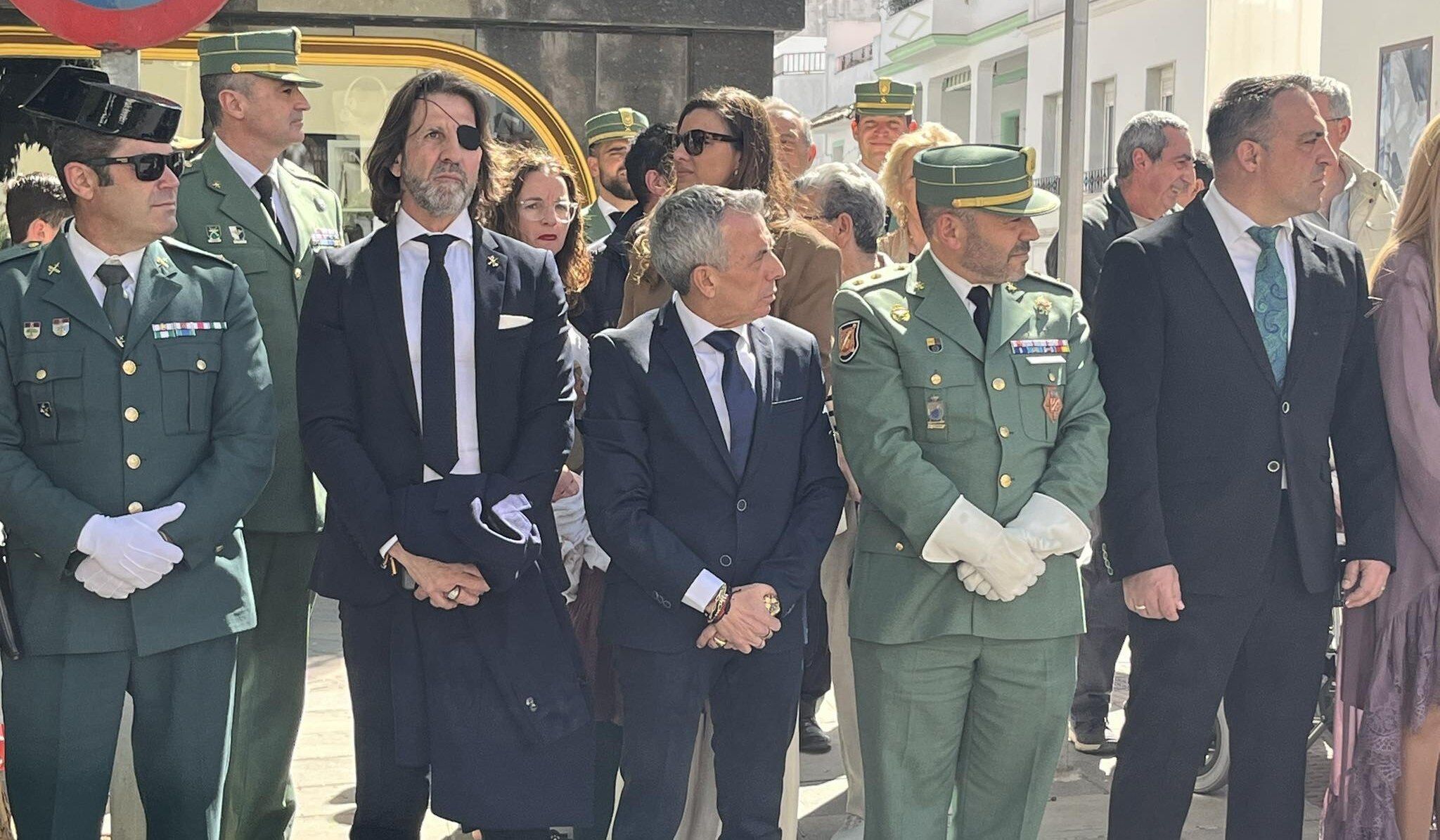 José Luis López, Juan José Padilla, con el alcalde, Mario Casillas, y autoridades de Guardia Civil para ver a la Legión.
