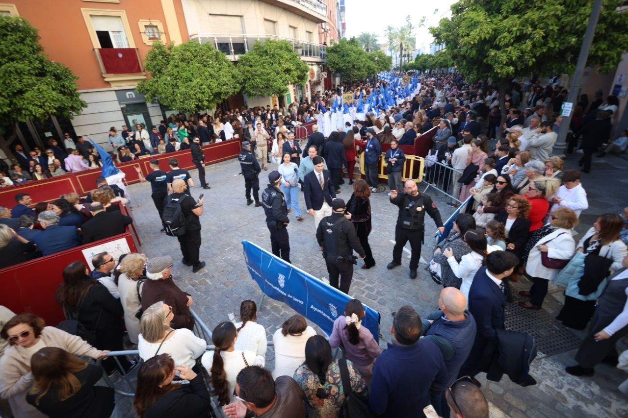 Los nuevos pasos de peatones entre procesiones por Carrera Oficial en Jerez.