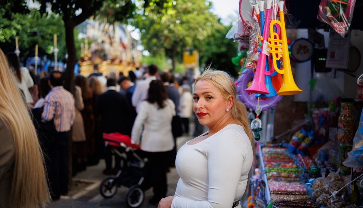 Melodie, en su puesto de la calle Larga, con el misterio de Cristo Rey al fondo.