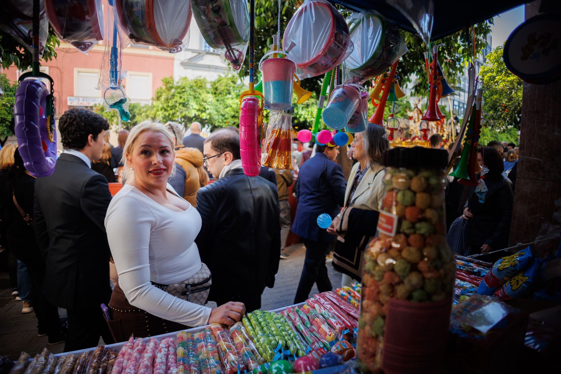 Una vendedora ambulante durante la Semana Santa de Jerez.