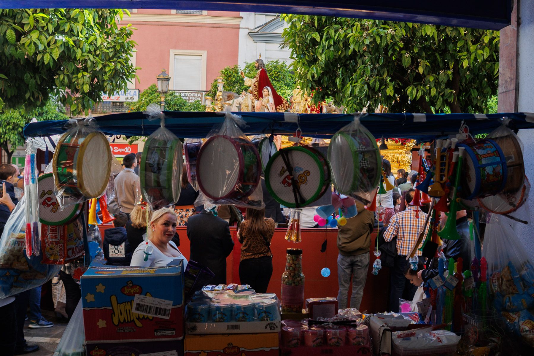 El puesto de Melodie, vendedora ambulante, este Domingo de Ramos en Jerez.