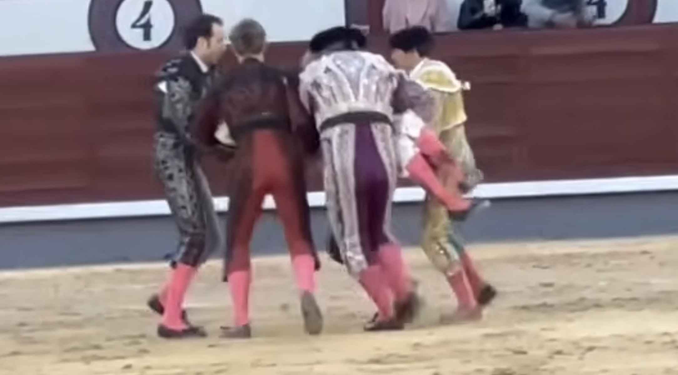 El torero Cristian Pérez, siendo trasladado al a enfermería de la plaza de toros de Las Ventas. El torero Cristian Pérez, siendo trasladado al a enfermería de la plaza de toros de Las Ventas.