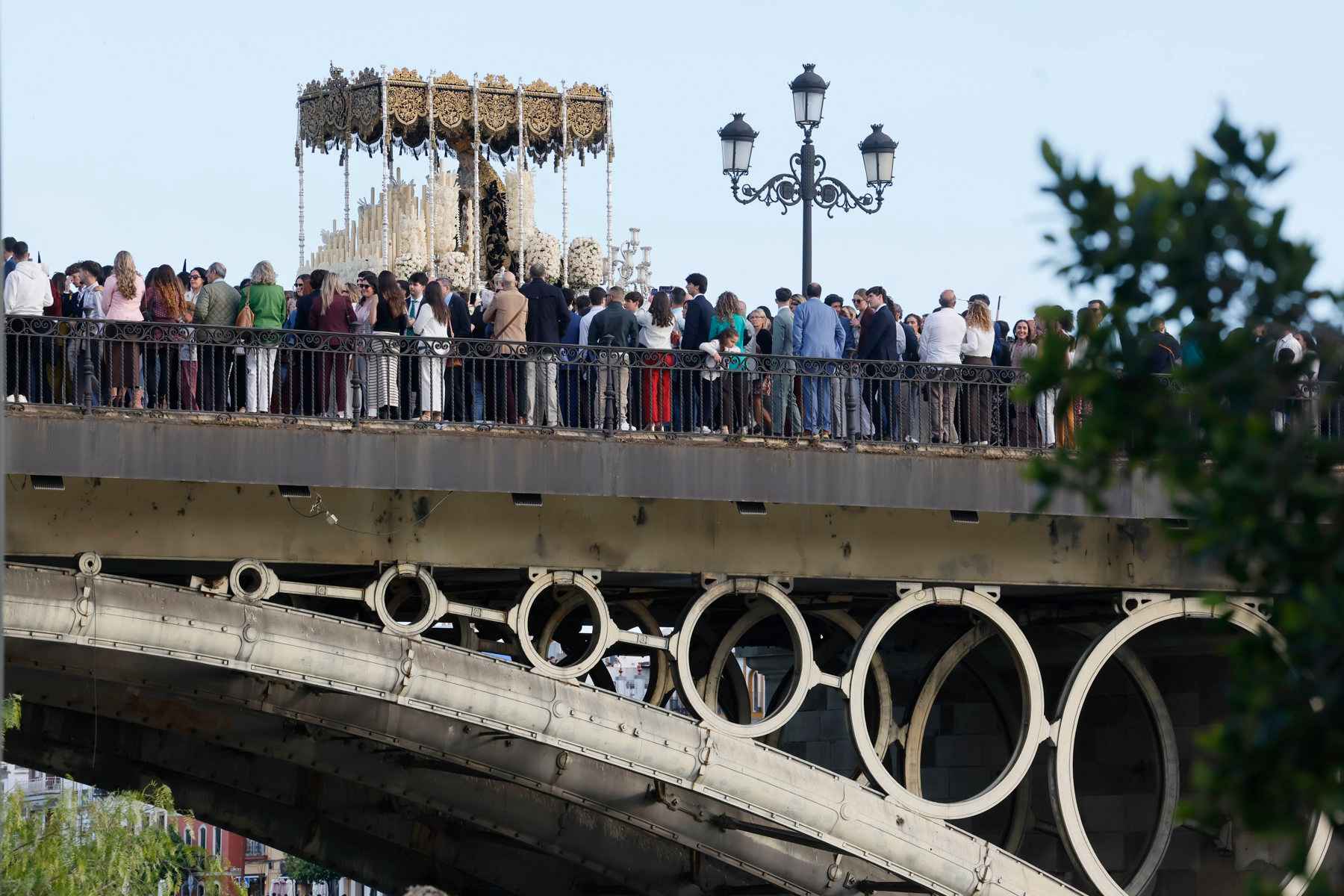 La Virgen de La Estrella recorre el barrio de Triana durante su procesión de Domingo de Ramos. La Virgen de La Estrella recorre el barrio de Triana durante su procesión de Domingo de Ramos.