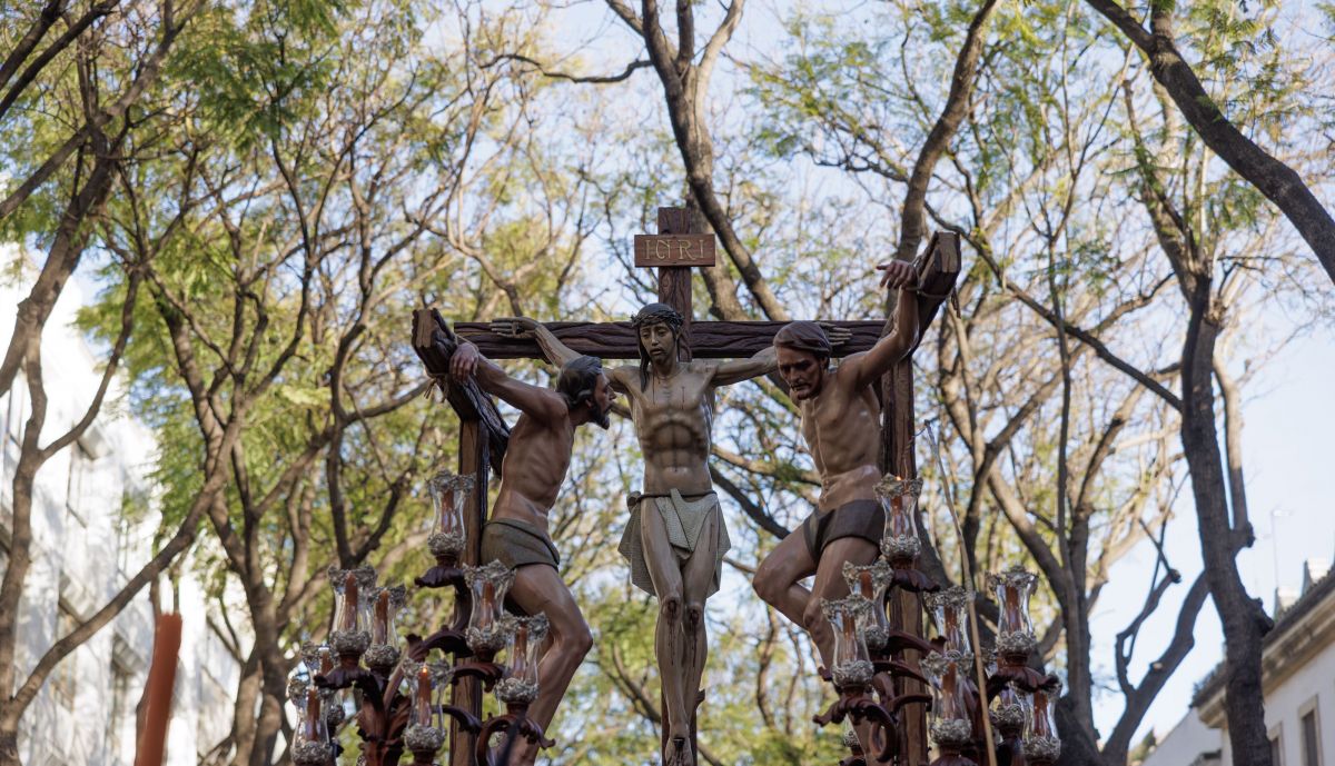 El misterio del Perdón, bajo las jacarandas de la Porvera.