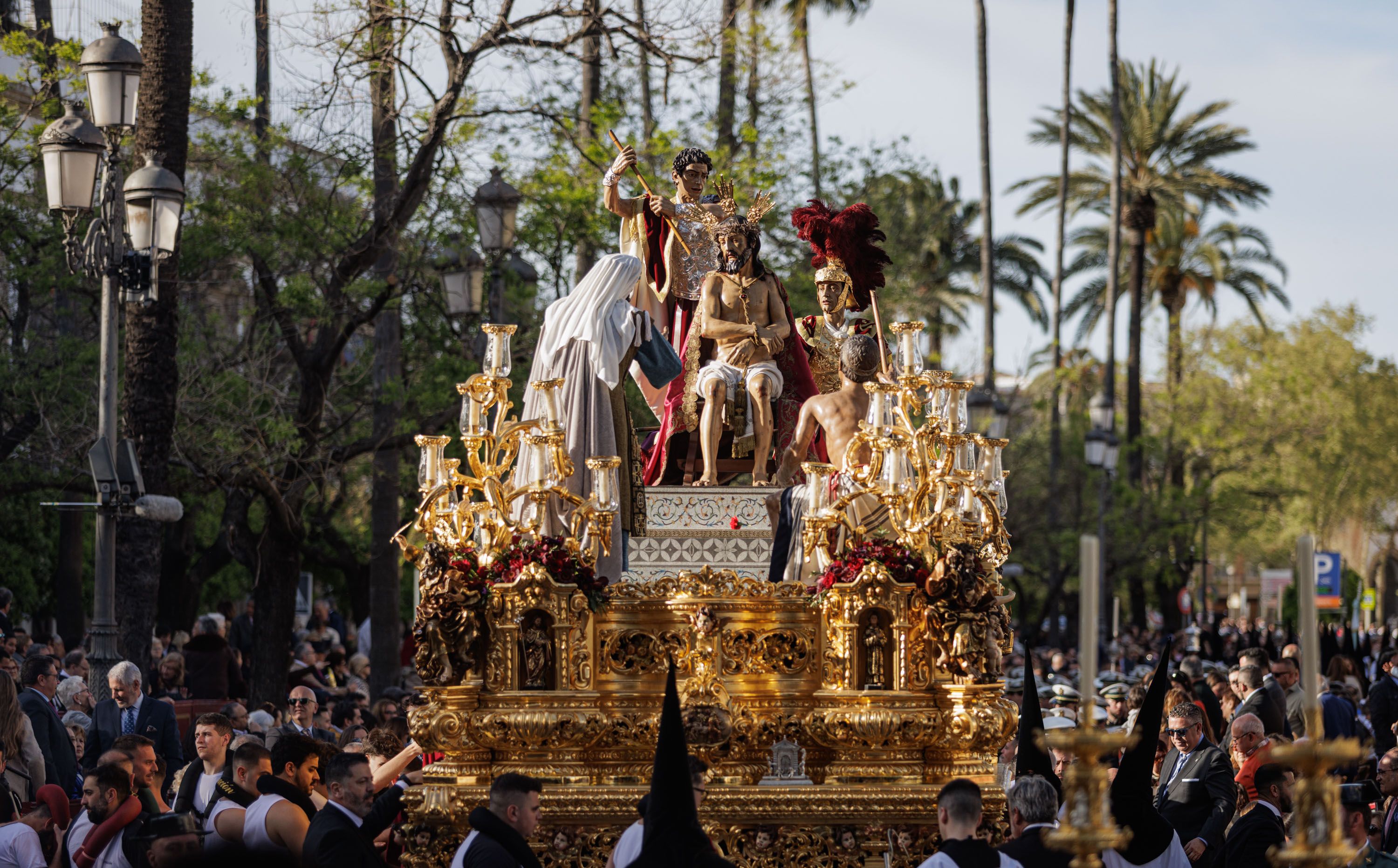 El misterio de la Coronación, por la Alameda Cristina.