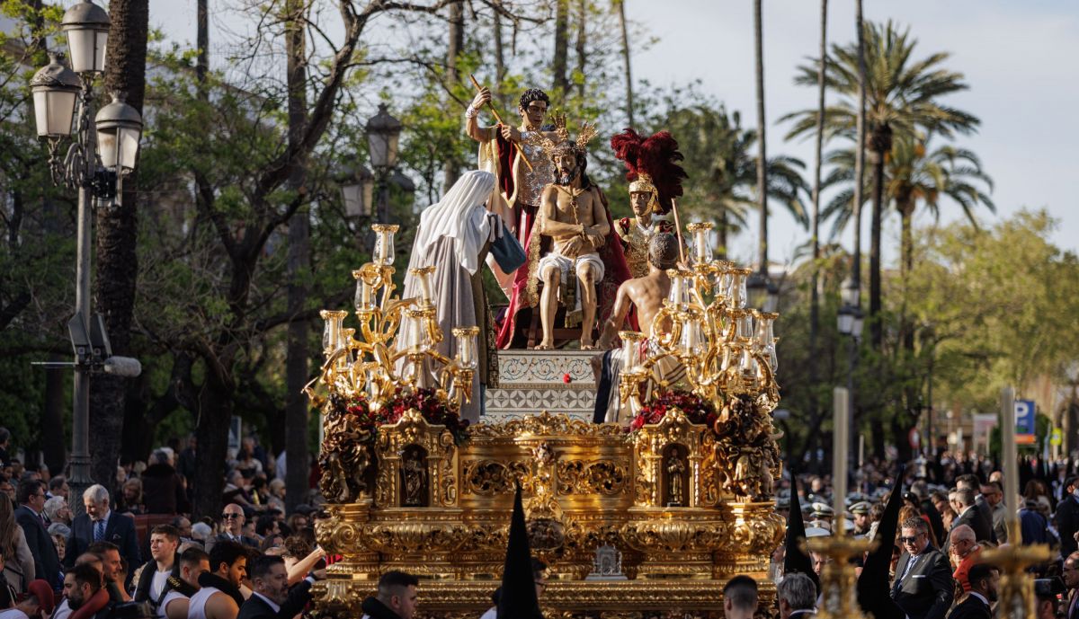 El misterio de la Coronación, por la Alameda Cristina.