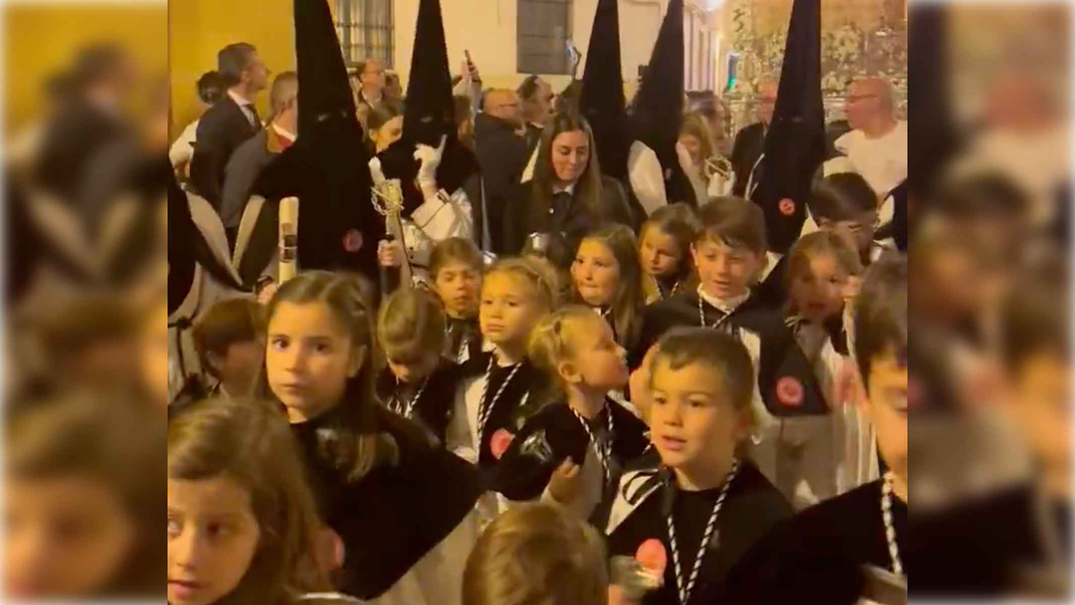 Los más pequeños de la Hermandad de la Coronación, acompañando con sus campanas a la Virgen. Los más pequeños de la Hermandad de la Coronación, acompañando con sus campanas a la Virgen.