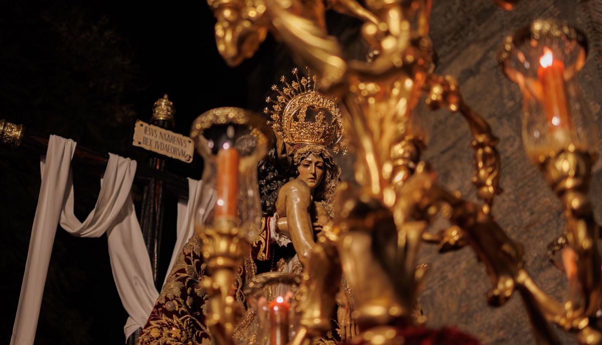 Las Angustias, a su paso por la Alameda Vieja.