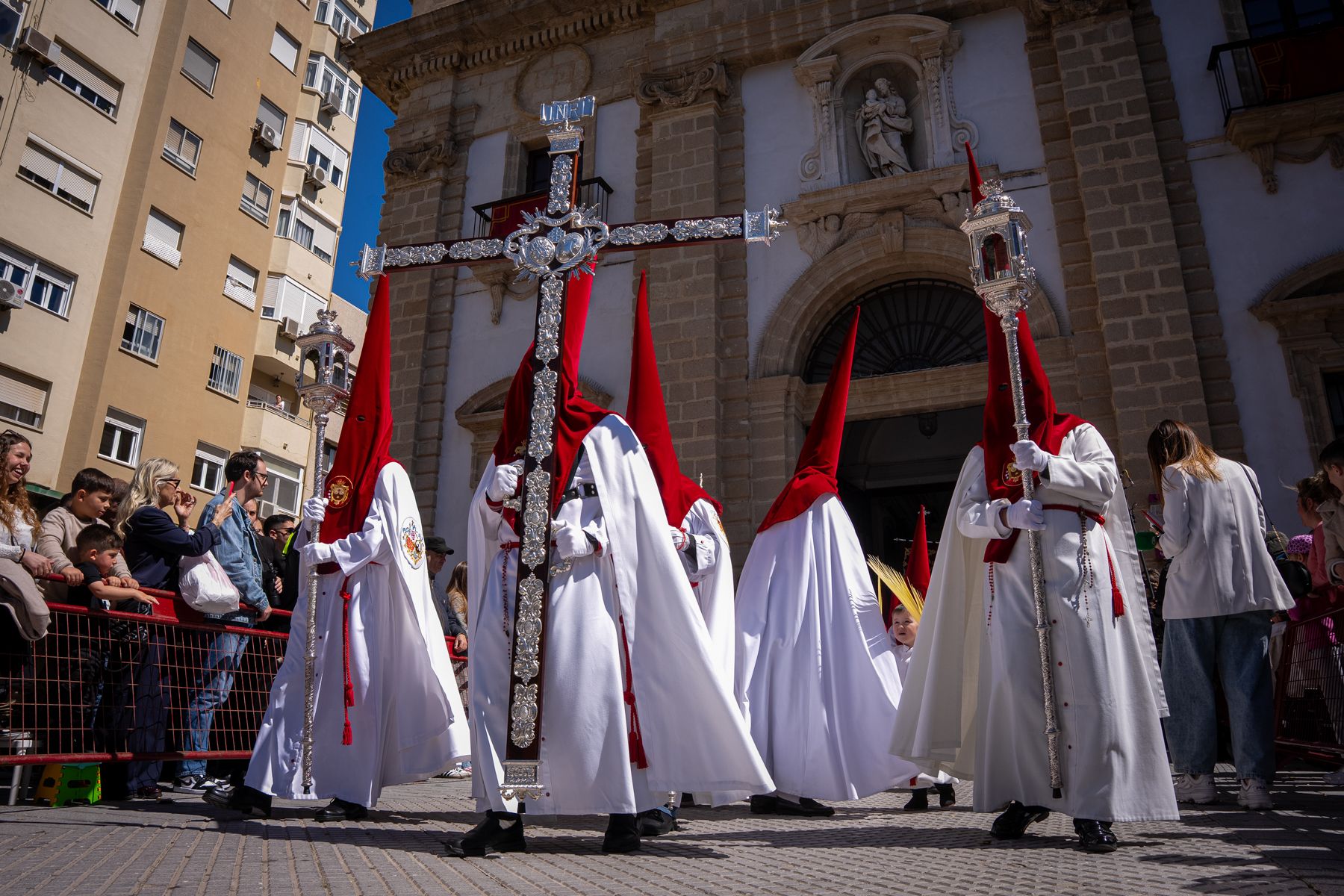 Domingo de Ramos de luz y viento: Cádiz estrena el palio de la Reina de Todos los Santos