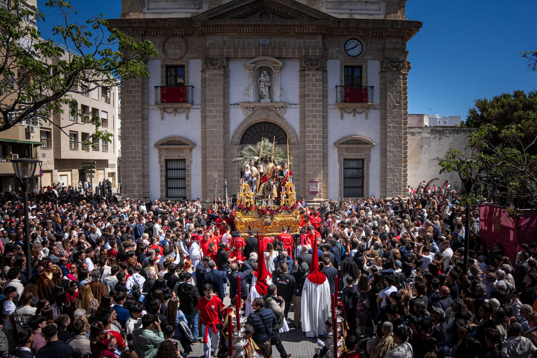 Domingo de Ramos de luz y viento: Cádiz estrena el palio de la Reina de Todos los Santos