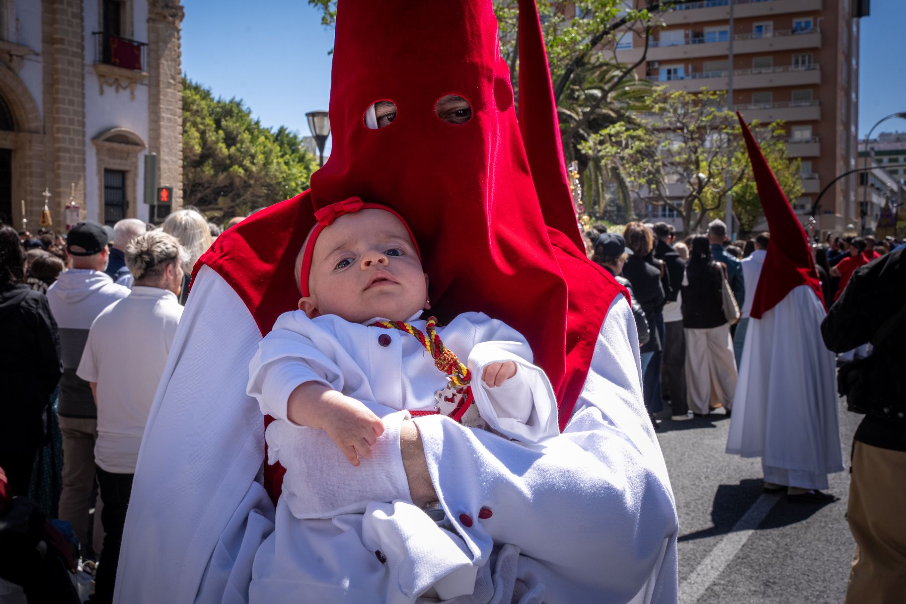 Domingo de Ramos de luz y viento: Cádiz estrena el palio de la Reina de Todos los Santos