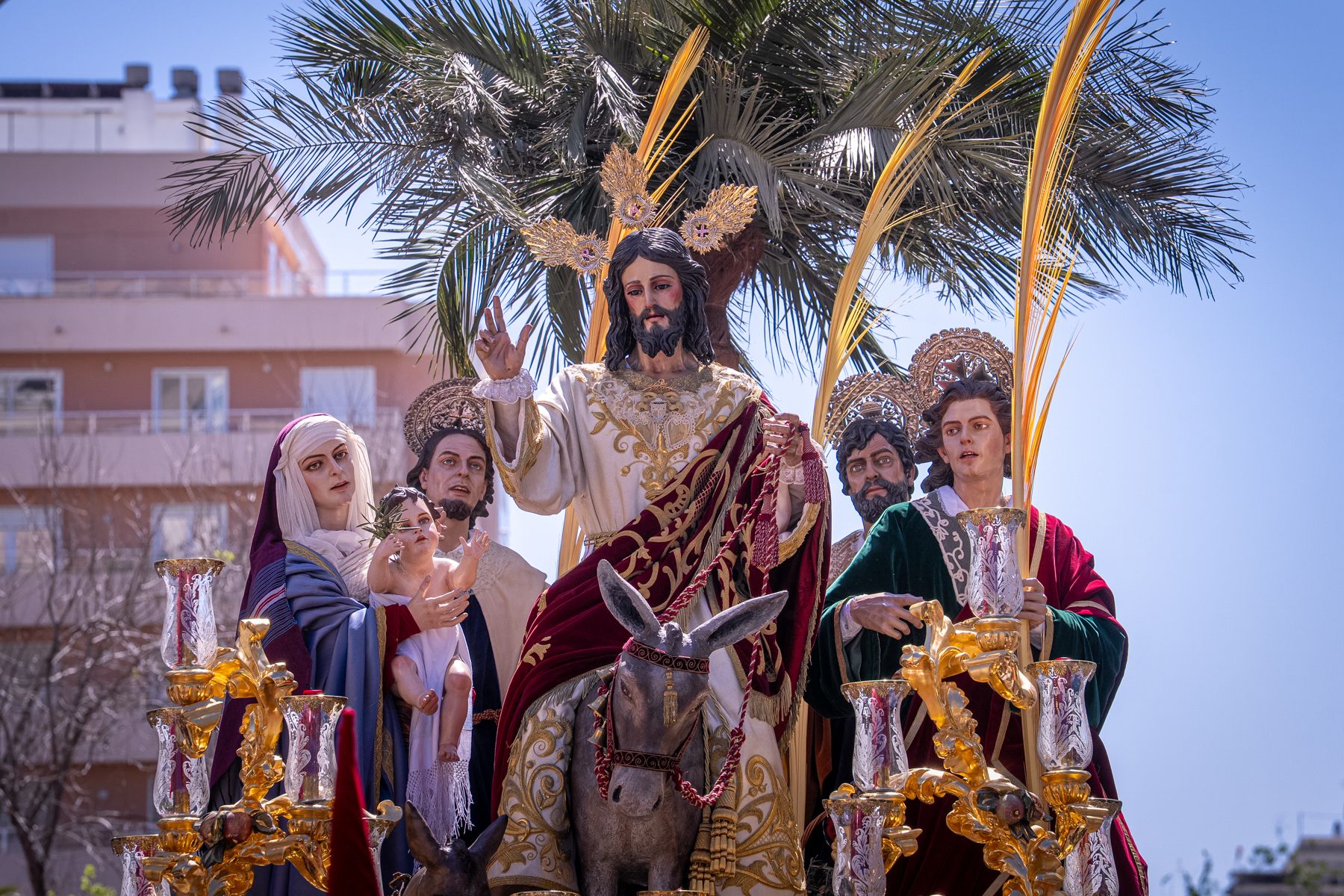 Domingo de Ramos de luz y viento: Cádiz estrena el palio de la Reina de Todos los Santos